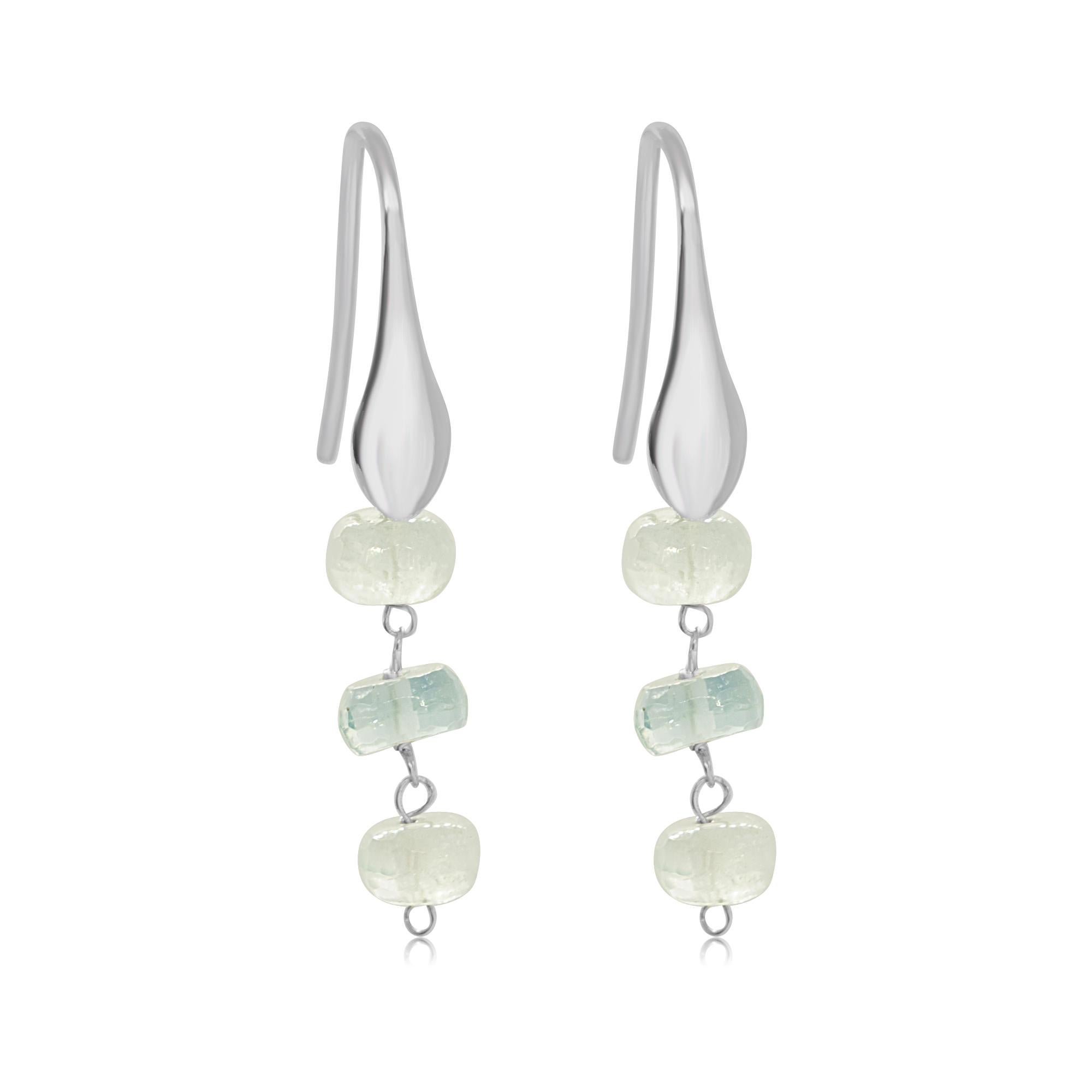 La qualità firmata Intini Jewels su un gioiello dal design moderno e contemporaneo. Splendidi orecchini con tre rondelle di acquamarina impreziosite da un elegante filo d'argento sterling. Un elegante tocco di glamour a portata di mano. Lasciati