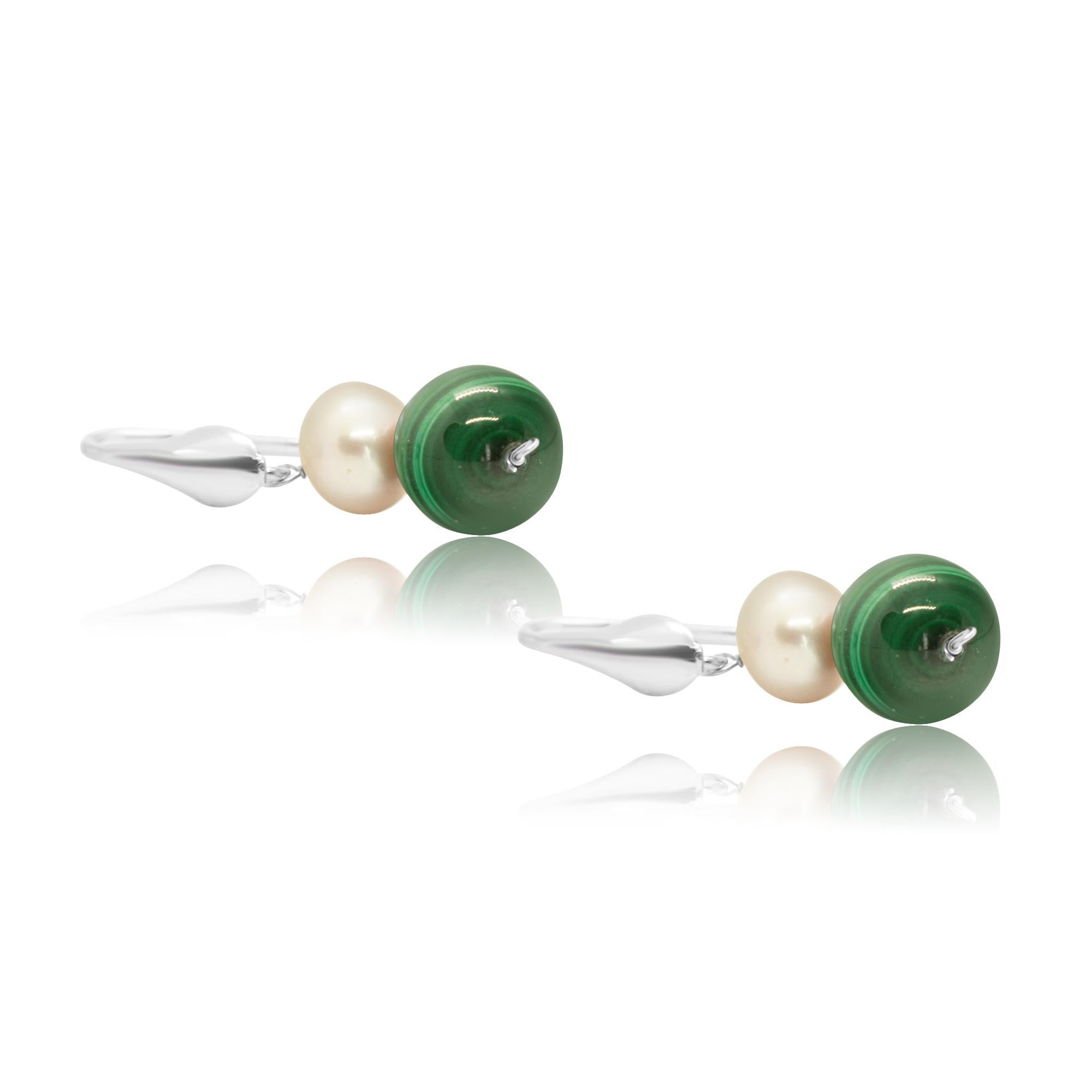 La qualità firmata Intini Jewels su un gioiello dal design moderno e contemporaneo. Splendidi orecchini con malachite e perle impreziositi da un elegante filo d'argento. Un elegante tocco di glamour a portata di mano. Lasciati tentare da uno stile
