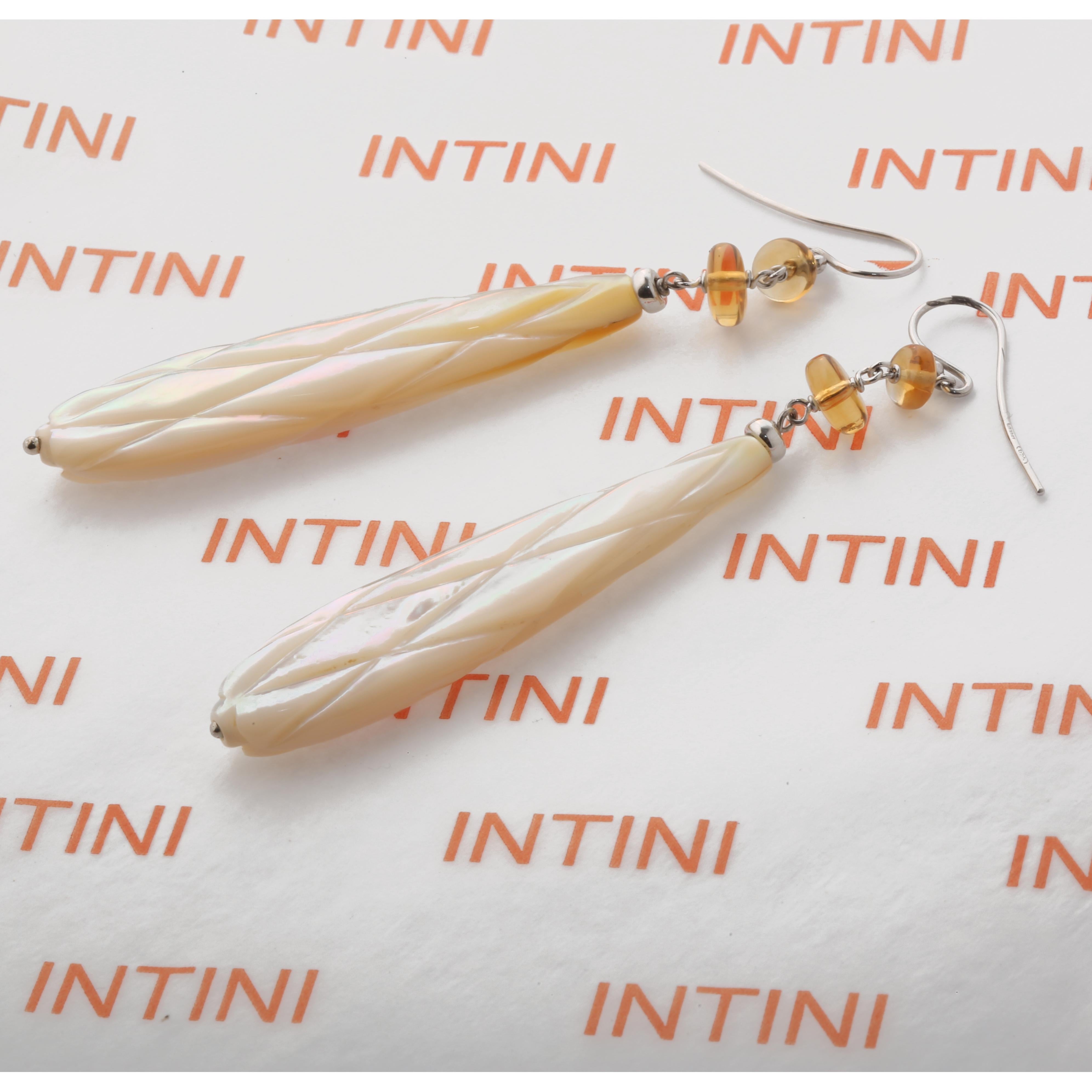 Un pezzo unico di gioielleria Made in Italy.

Ricchezza. La Madreperla è una pietra potente e molto simbolica. La Madreperla simboleggia anche la fortuna e la prosperità. Molti lo regalano ad amici, parenti e persone care per augurare loro buona