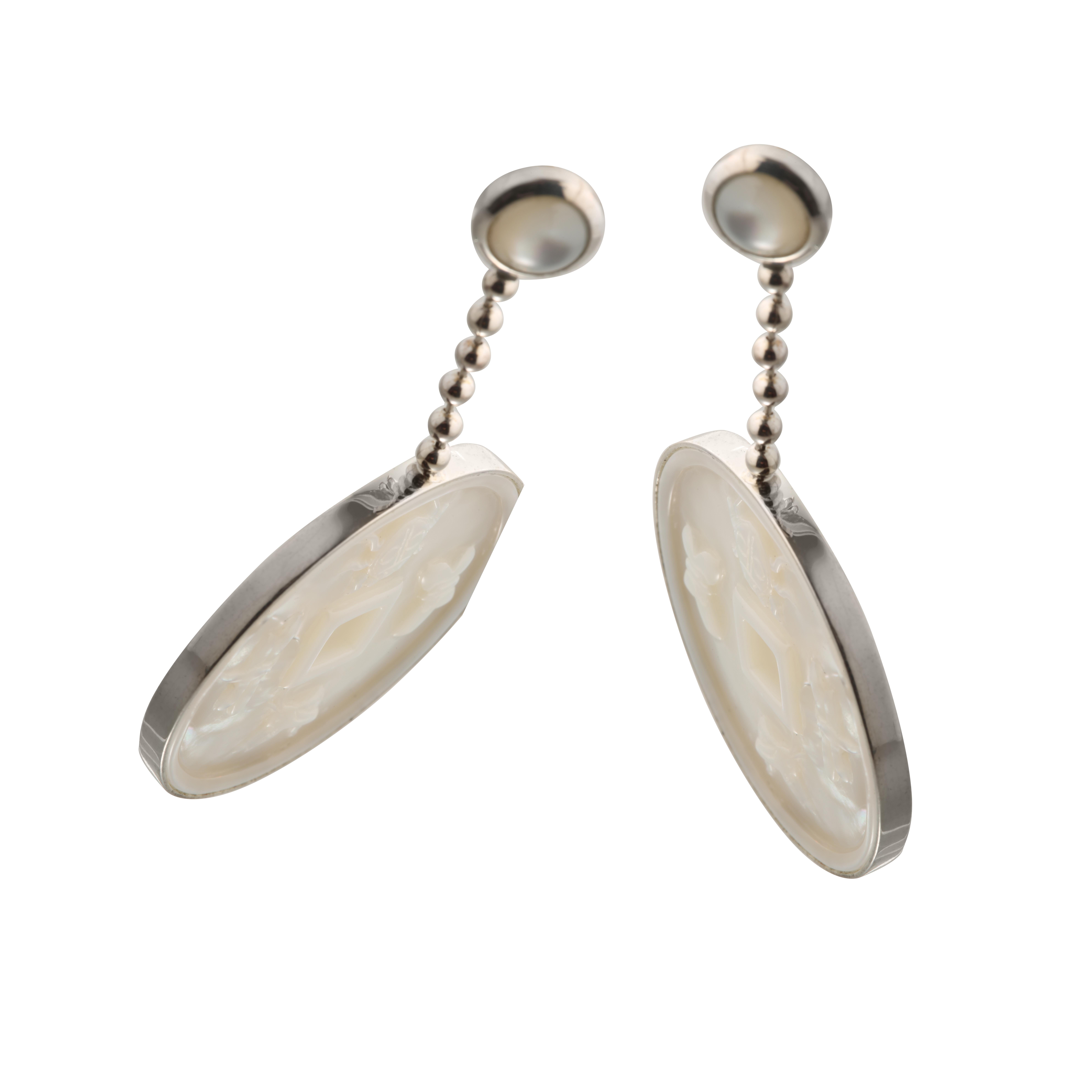 Un pezzo unico di gioielleria Made in Italy.

Ricchezza. La Madreperla è una pietra potente e molto simbolica. La Madreperla simboleggia anche la fortuna e la prosperità. Molti lo regalano ad amici, parenti e persone care per augurare loro buona