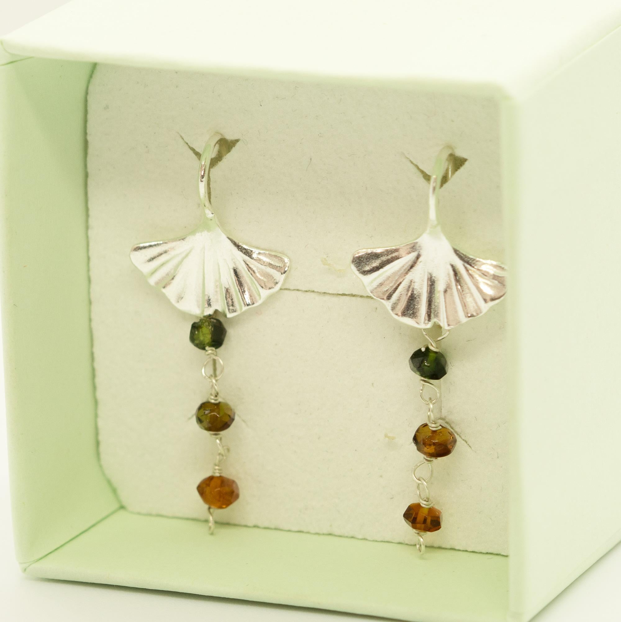 Perlina Intini Jewels - Orecchini a forma di conchiglia in argento sterling con tormalina estiva e chic in vendita