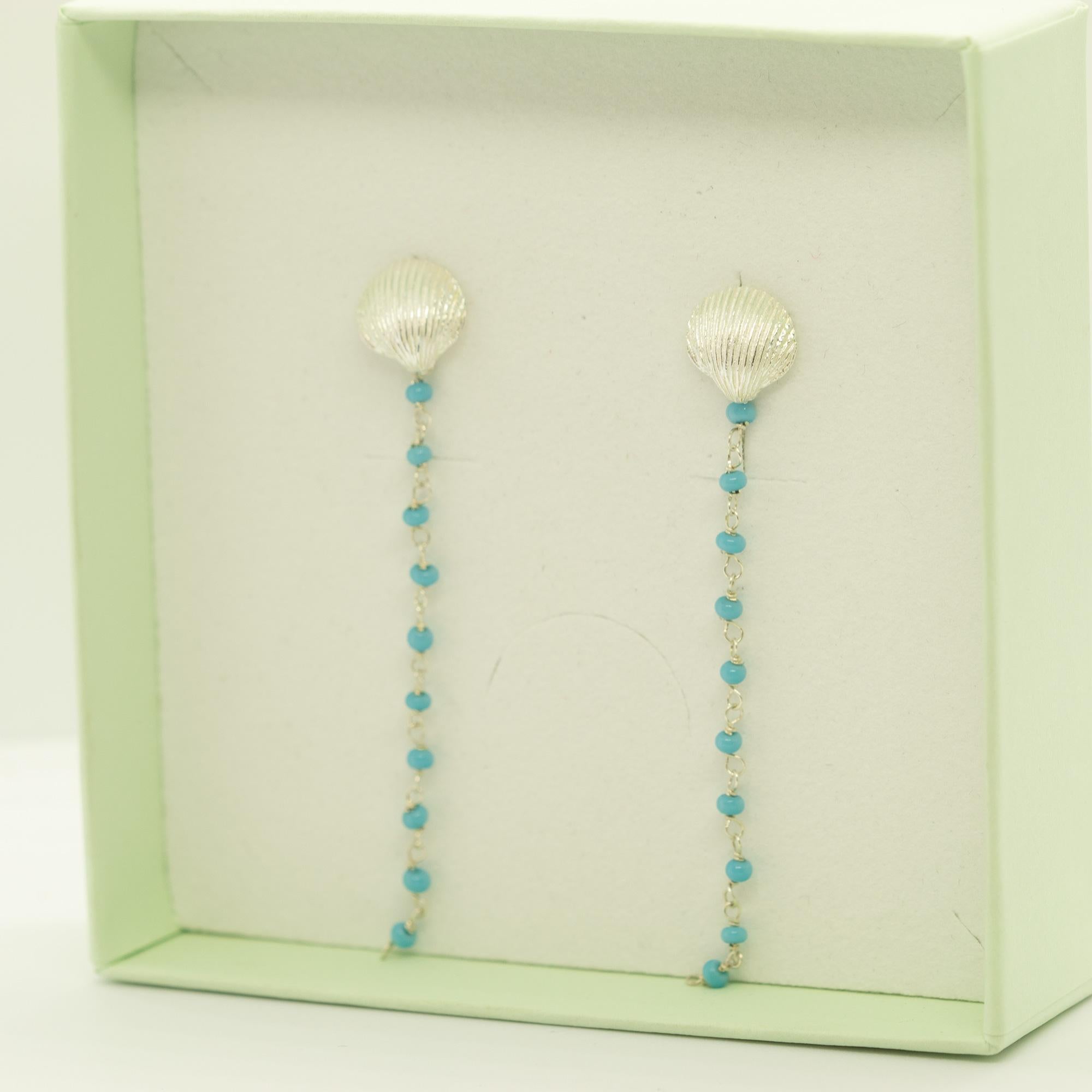Perlina Intini Jewels - Orecchini in argento sterling a forma di conchiglia con penzoloni in turchese estivo e chic in vendita