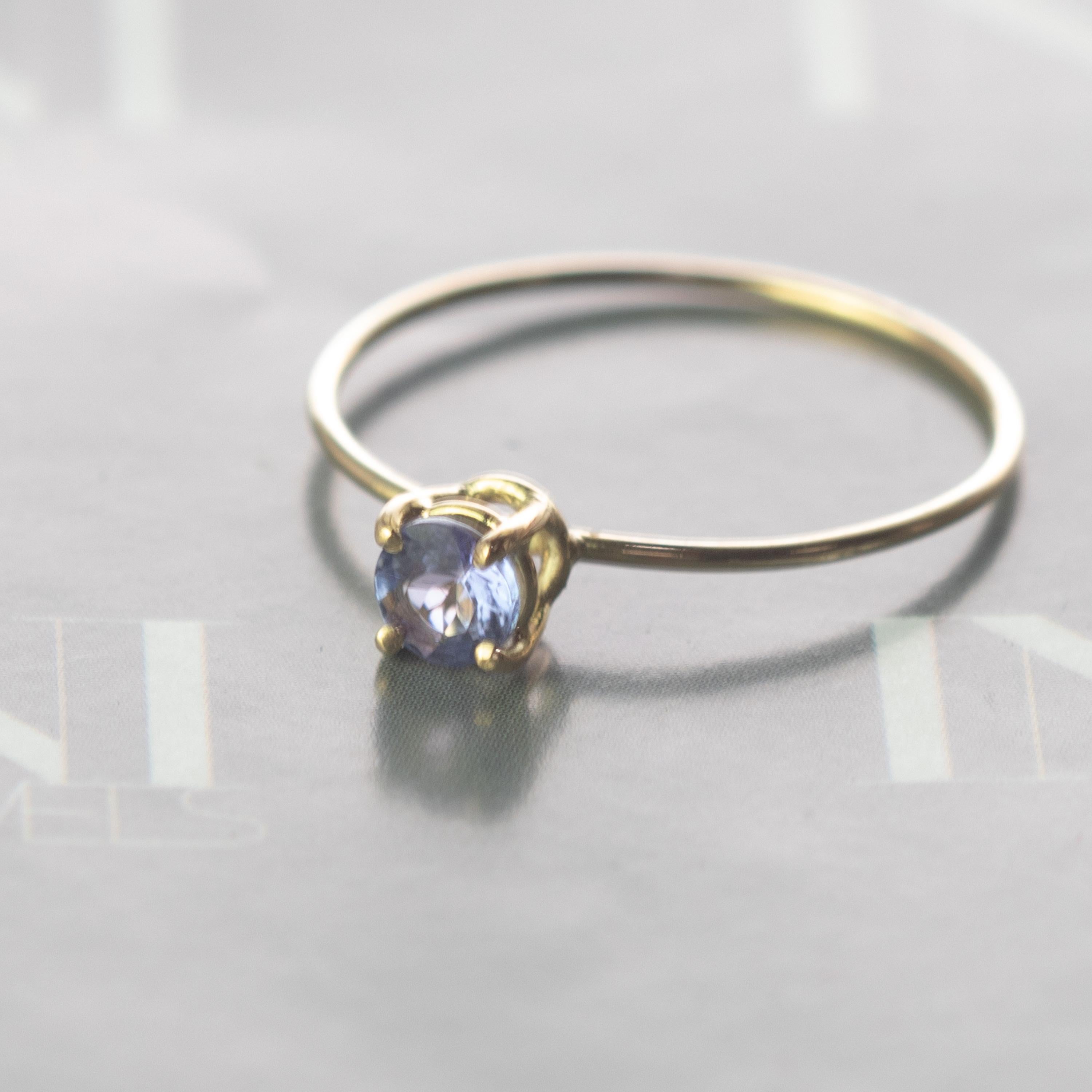 Taille brillant Intini Jewels Bague joaillerie en or 14 carats avec tanzanite, délicate et moderne, faite à la main en vente