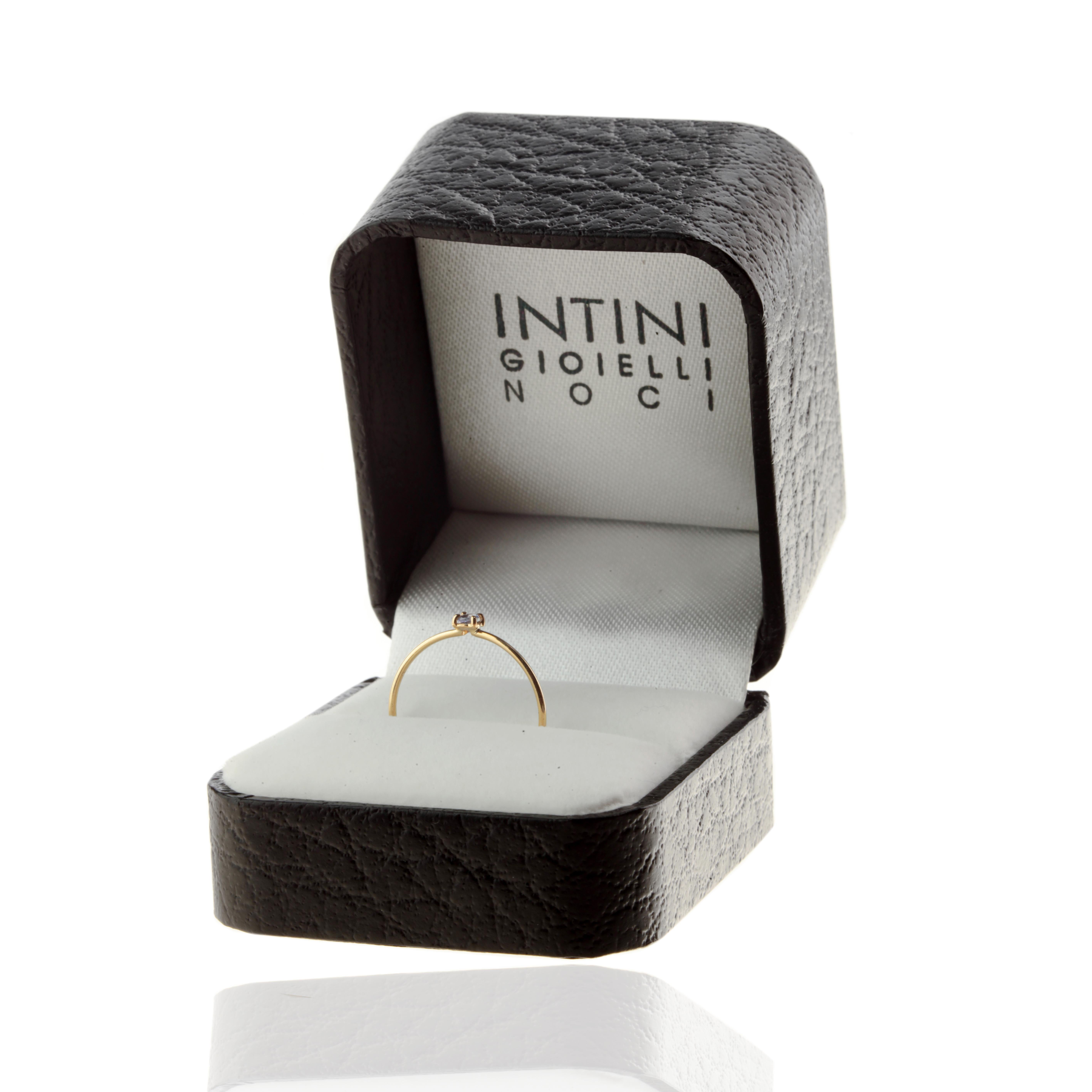 Moderne Intini Jewels Tanzanite 18 Karat Gold Band Handmade Delicate Modern Chic Ring (bague en or 18 carats faite à la main) en vente