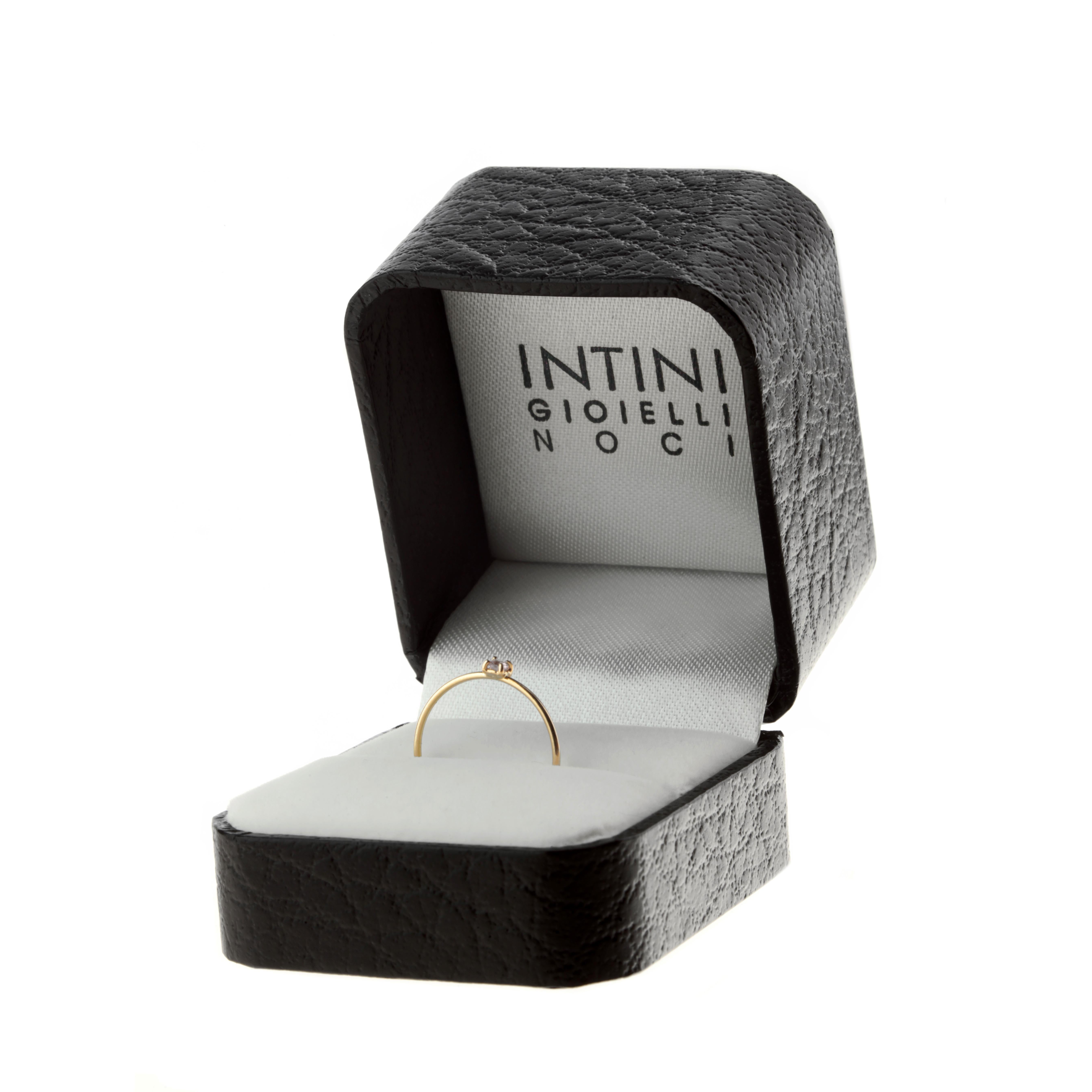 Intini Jewels Tanzanite 18 Karat Gold Band Handmade Delicate Modern Chic Ring (bague en or 18 carats faite à la main) Neuf - En vente à Milano, IT