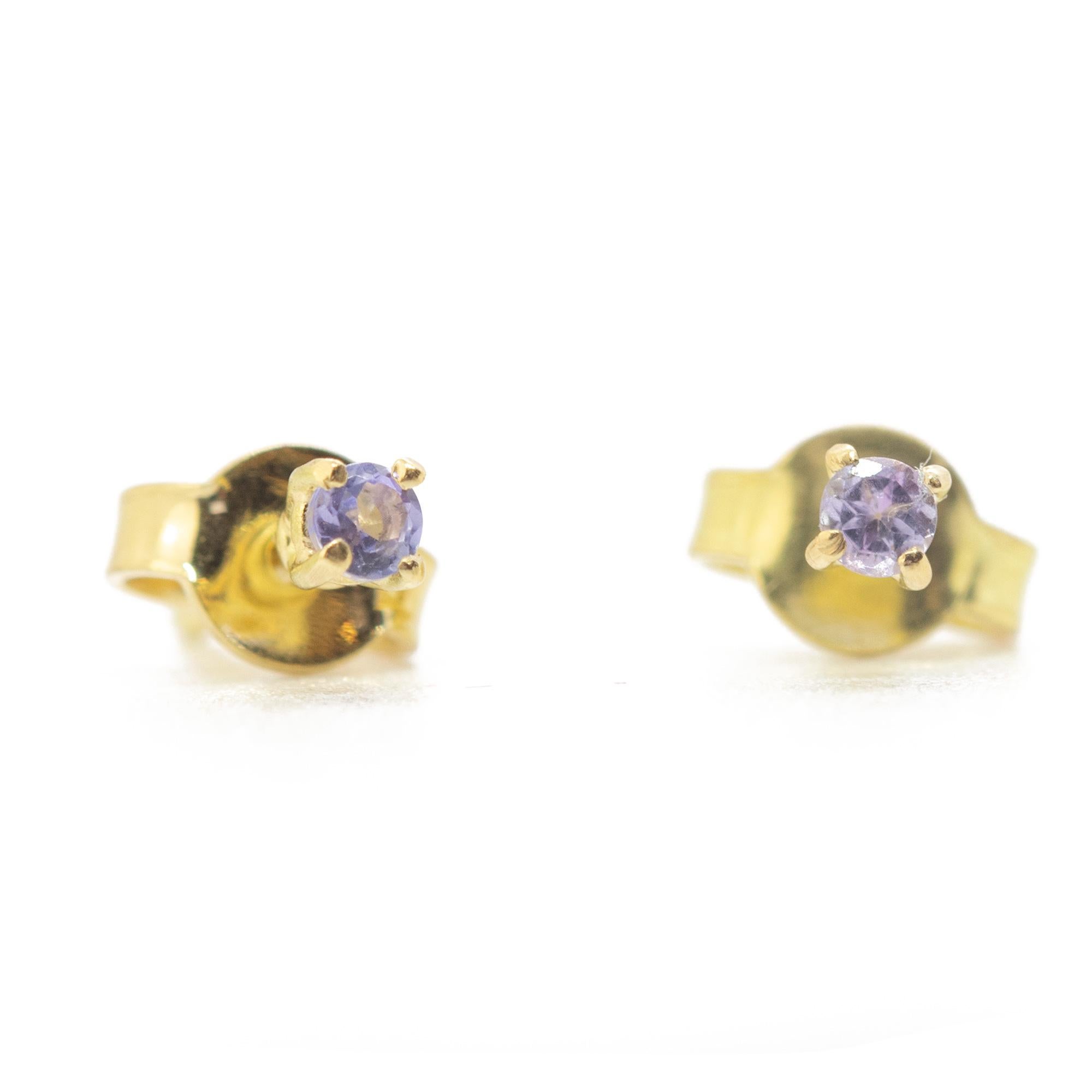 Un design délicat avec des couleurs claires pour une ambiance fraîche dans un élégant point de lumière clair. Tanzanites taillées en brillant et embellies par de l'or blanc 18 carats. D'une taille parfaite, il remplira de lumière le sourire de ceux