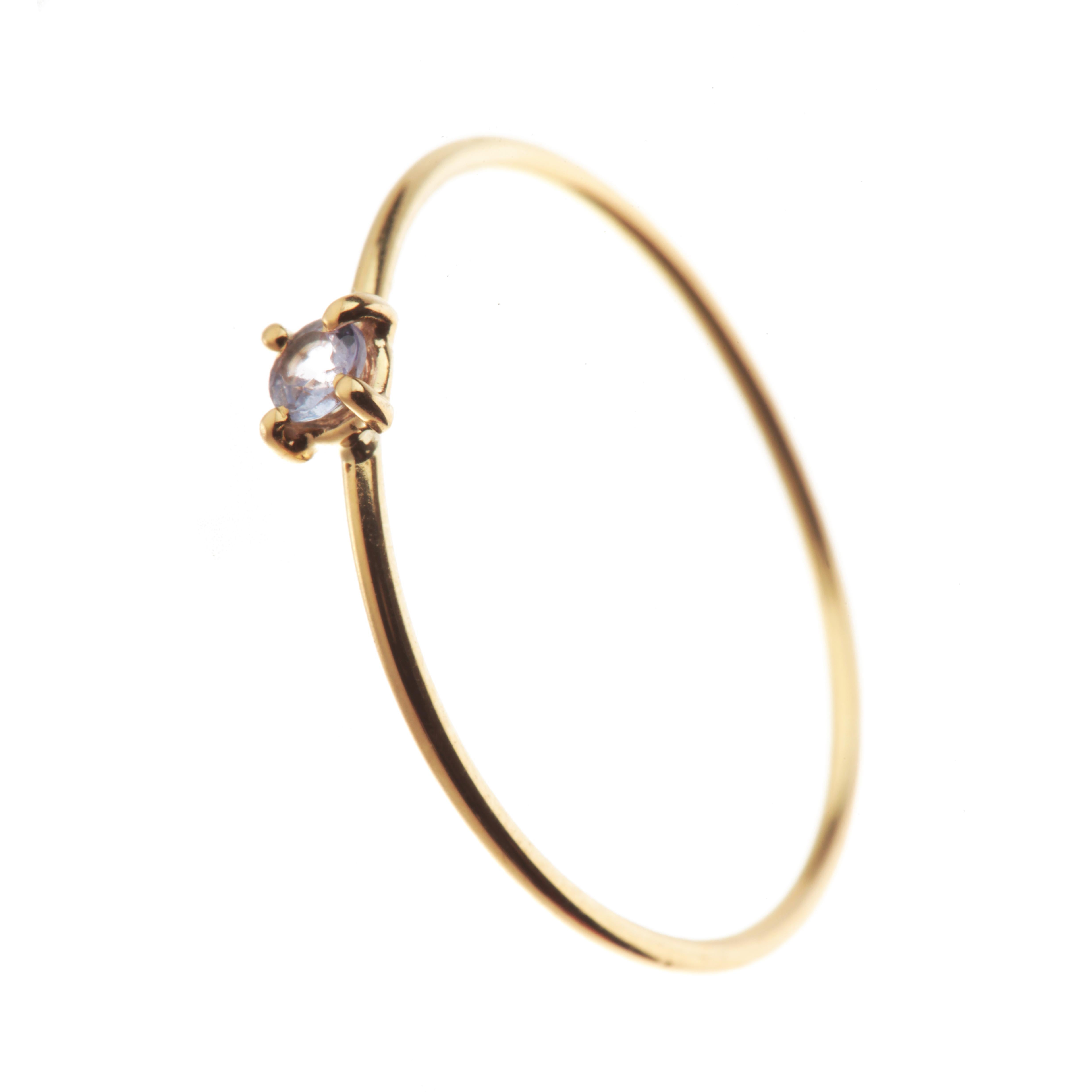 Bijoux Signature INTINI Jewels en tanzanite bleu clair. Bague de conception moderne et élégante en or jaune 9 carats avec une coupe brillante et de minuscules griffes qui ornent l'anneau.

Cette magnifique pierre précieuse bleu-violet est liée à