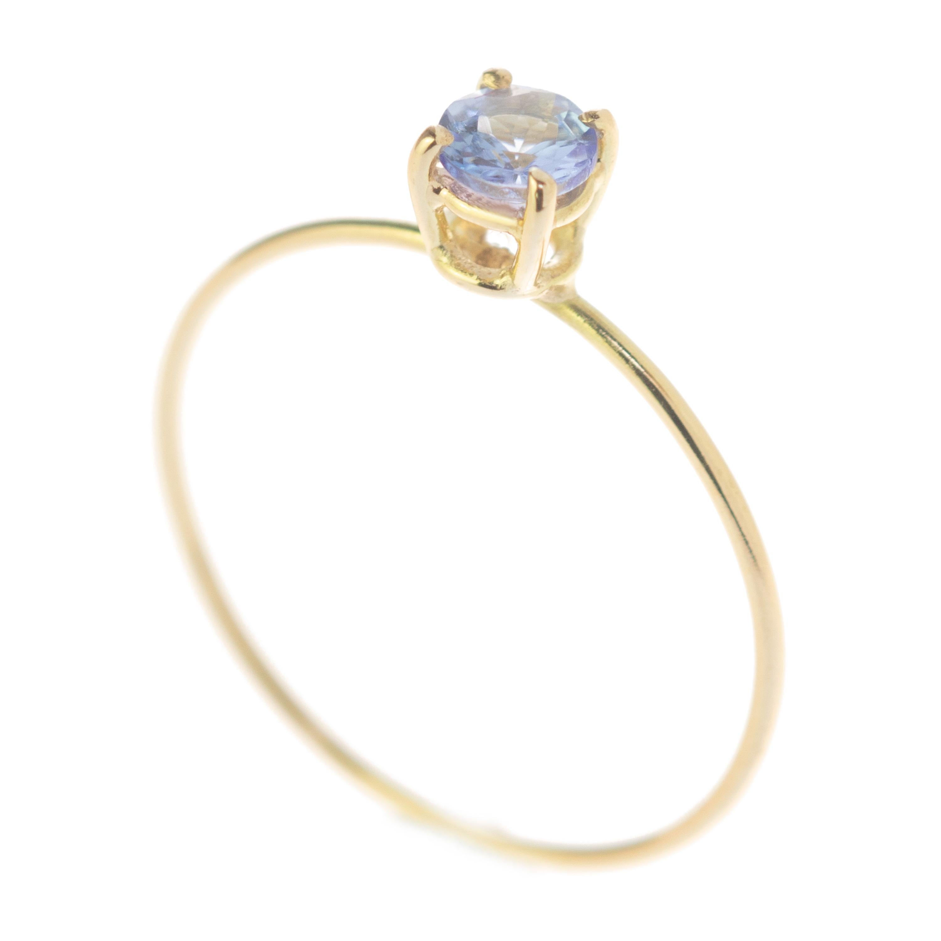 Intini Jewels Anello con tanzanite in oro 9 carati fatto a mano, delicato e moderno. in vendita 2
