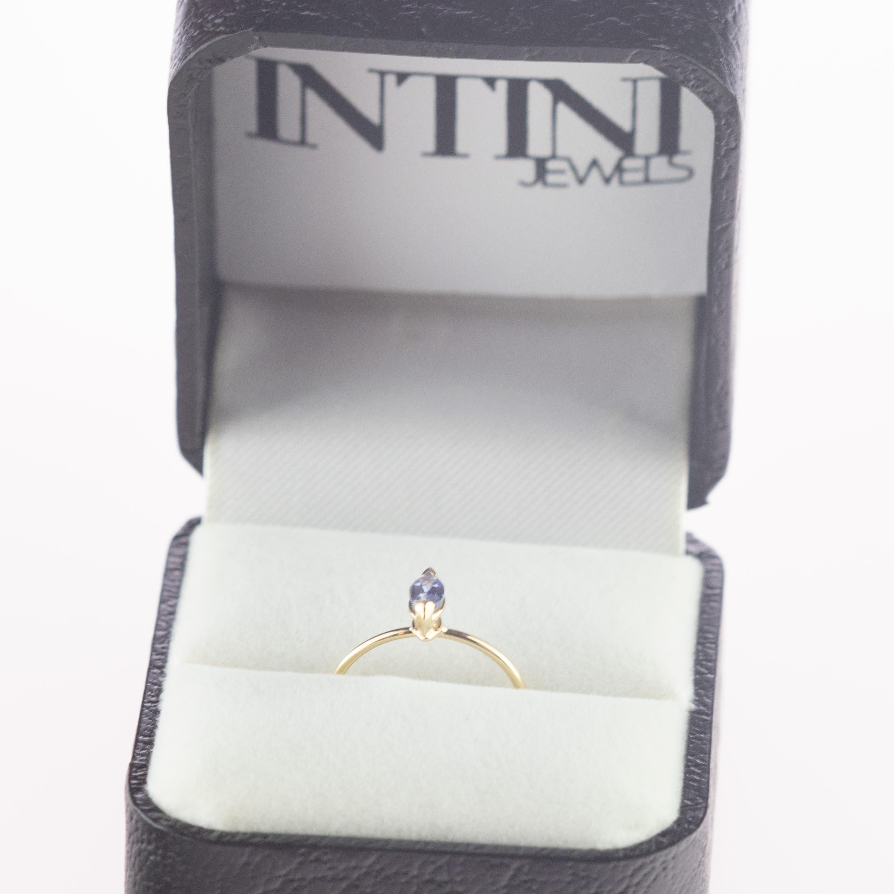 tini Jewels Tansanit Blau Flieder Navette 18 Karat Gelbgold Cocktail-Ring (Gemischter Schliff) im Angebot