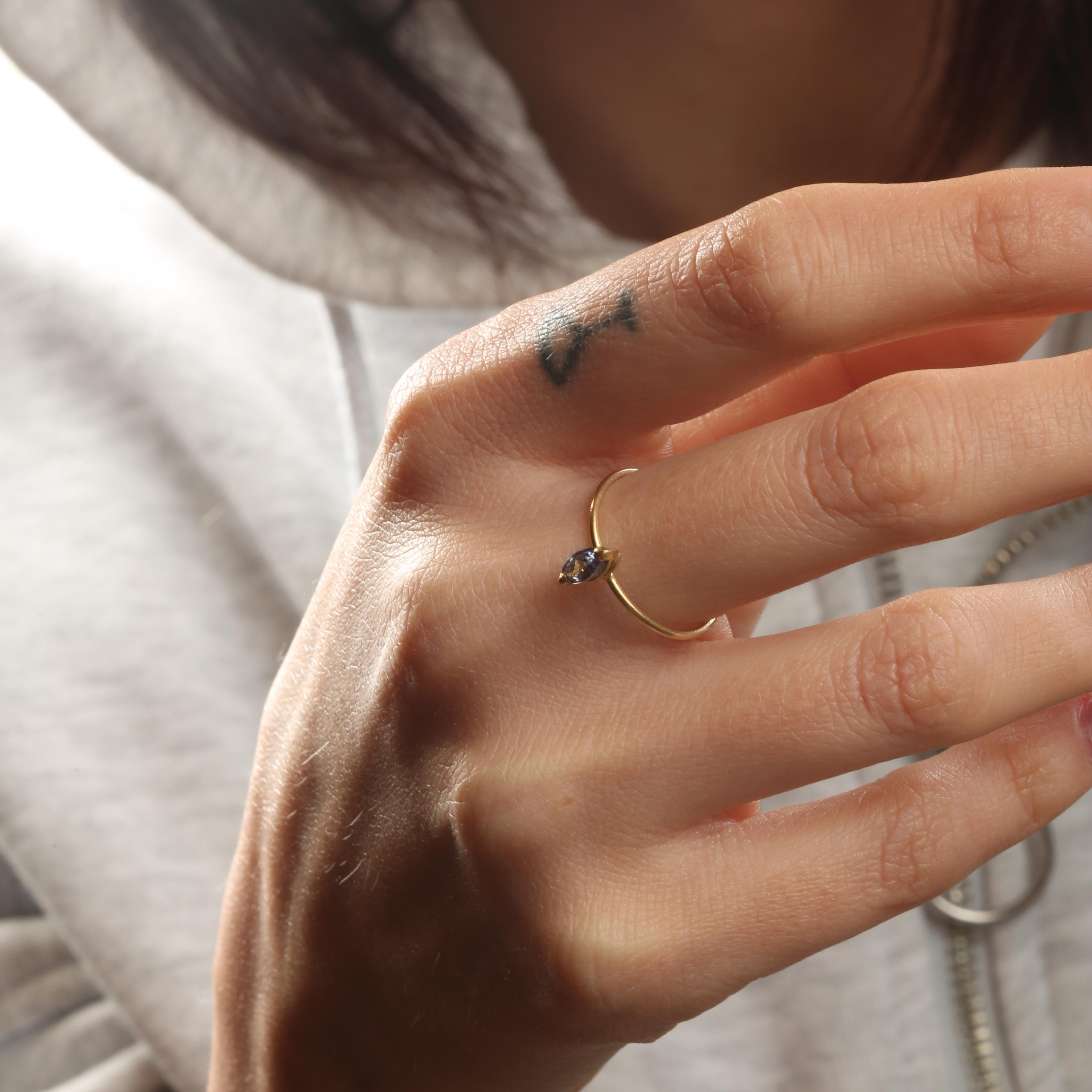 Atemberaubender und prächtiger Navette-Tanzanit blau / lila Midi-Ring mit 18 Karat Gelbgold. Dieses epische Schmuckstück ist ein herausragendes Beispiel für Qualität und königliche italienische Handwerkskunst. Kreieren Sie einen modischen Look