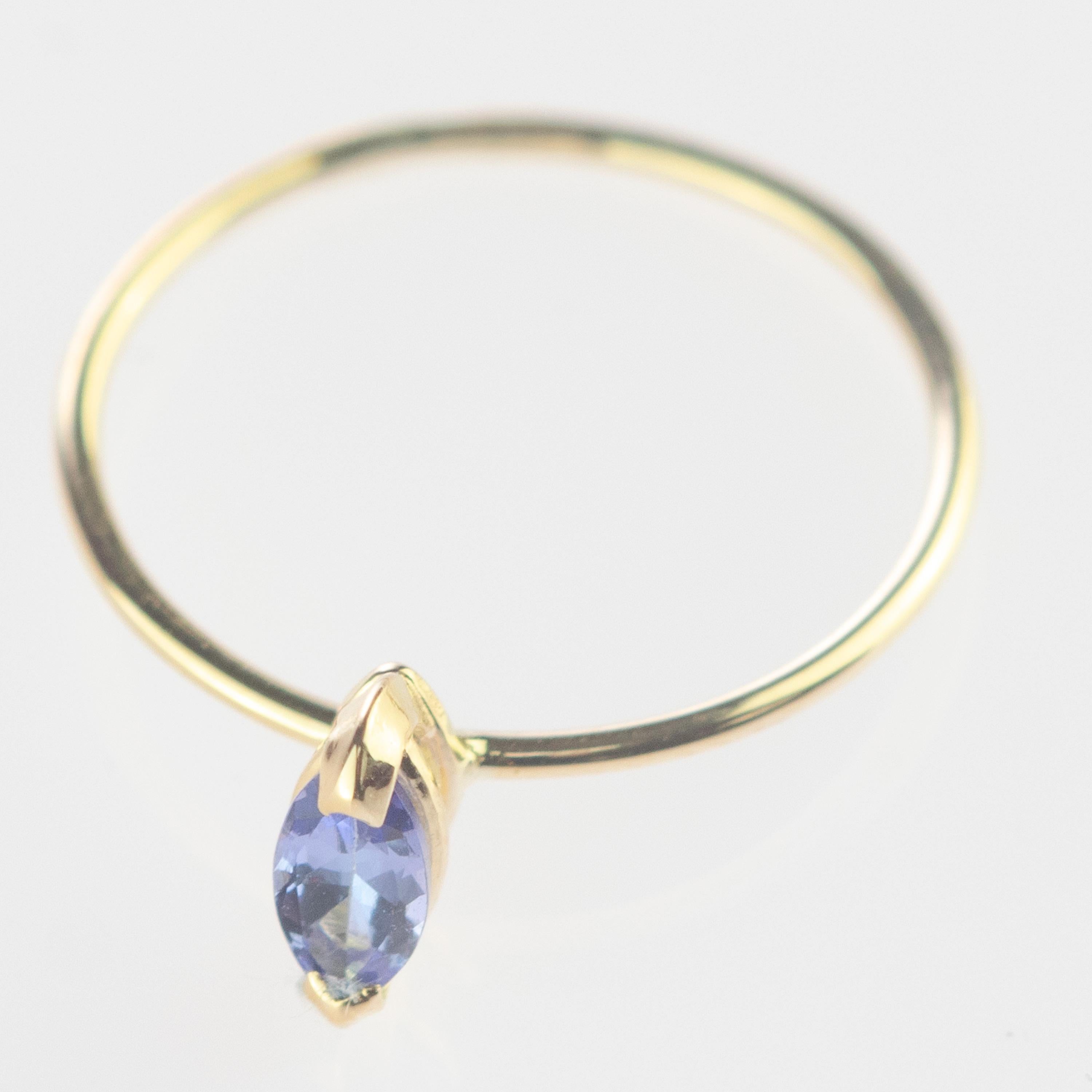 tini Jewels Tansanit Blau Flieder Navette 18 Karat Gelbgold Cocktail-Ring im Zustand „Neu“ im Angebot in Milano, IT