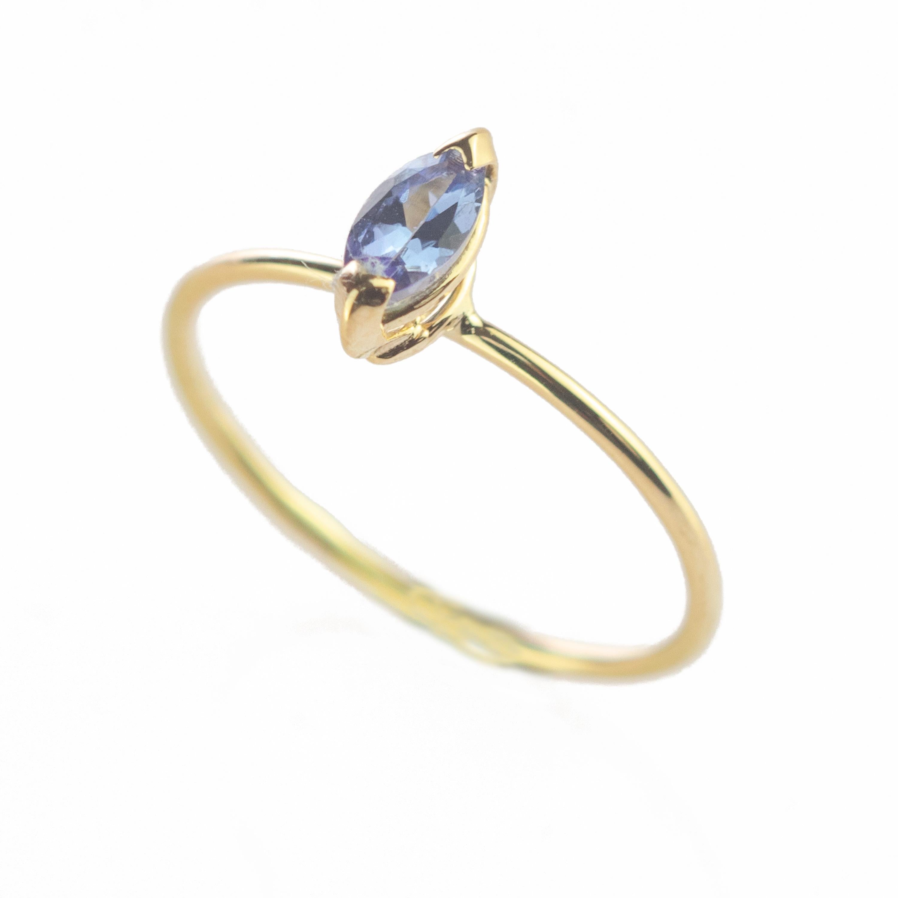 tini Jewels Tansanit Blau Flieder Navette 18 Karat Gelbgold Cocktail-Ring im Angebot 1