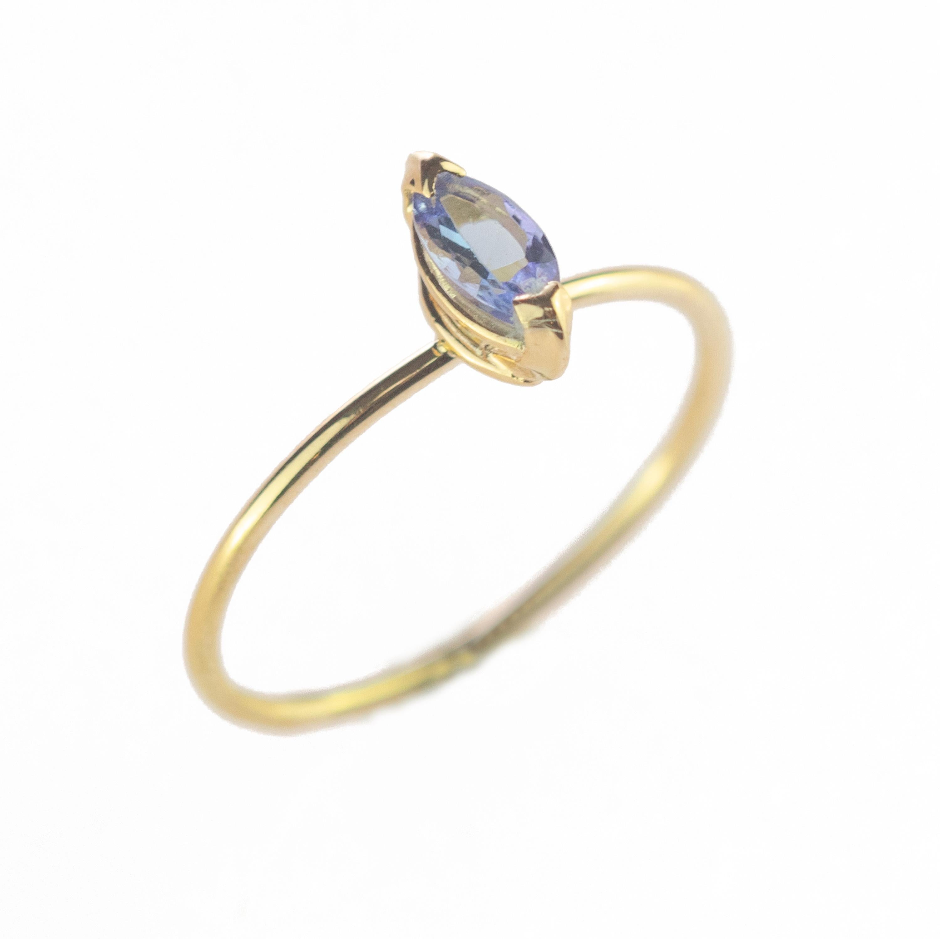 tini Jewels Tansanit Blau Flieder Navette 18 Karat Gelbgold Cocktail-Ring im Angebot 2