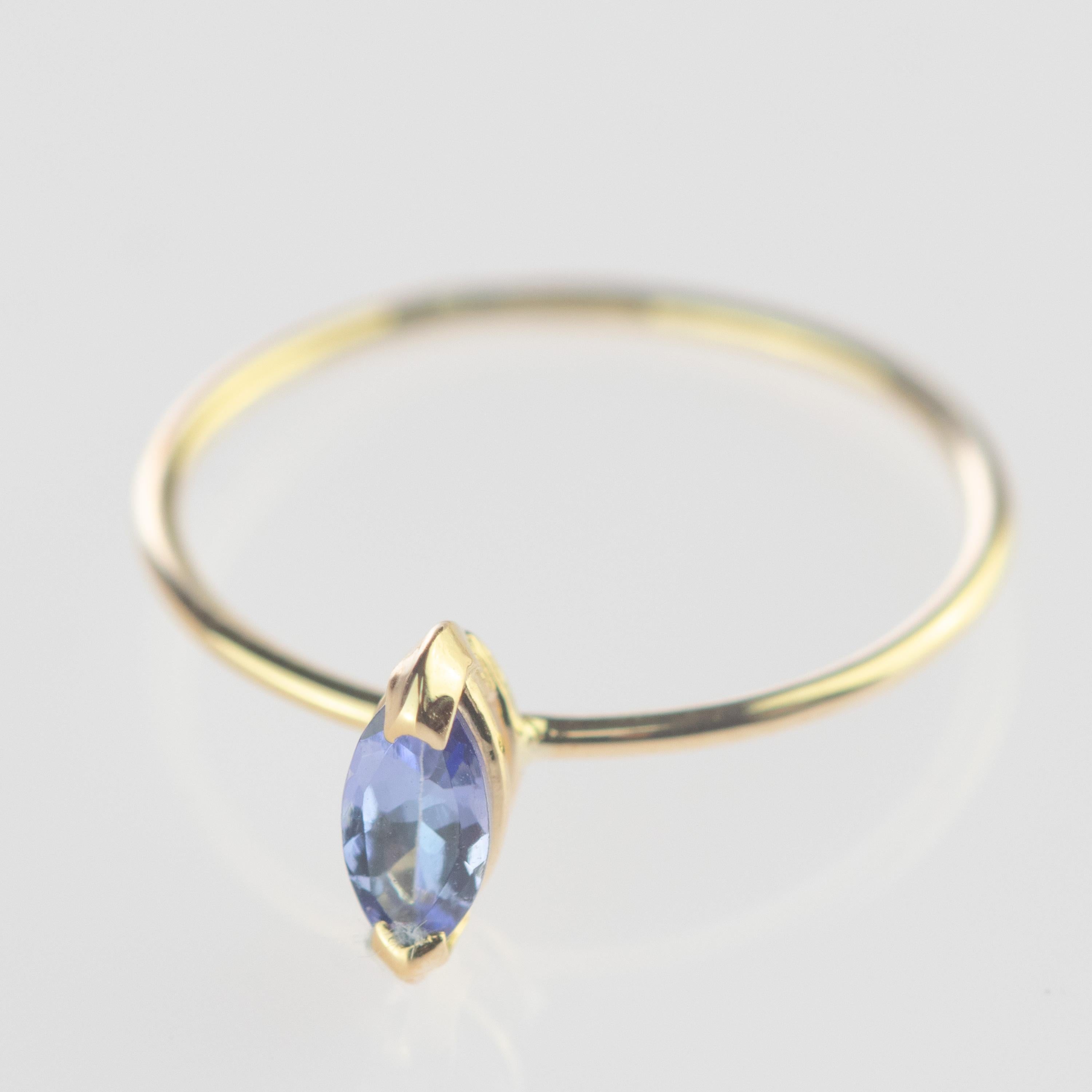 tini Jewels Tansanit Blau Flieder Navette 18 Karat Gelbgold Cocktail-Ring im Angebot 3
