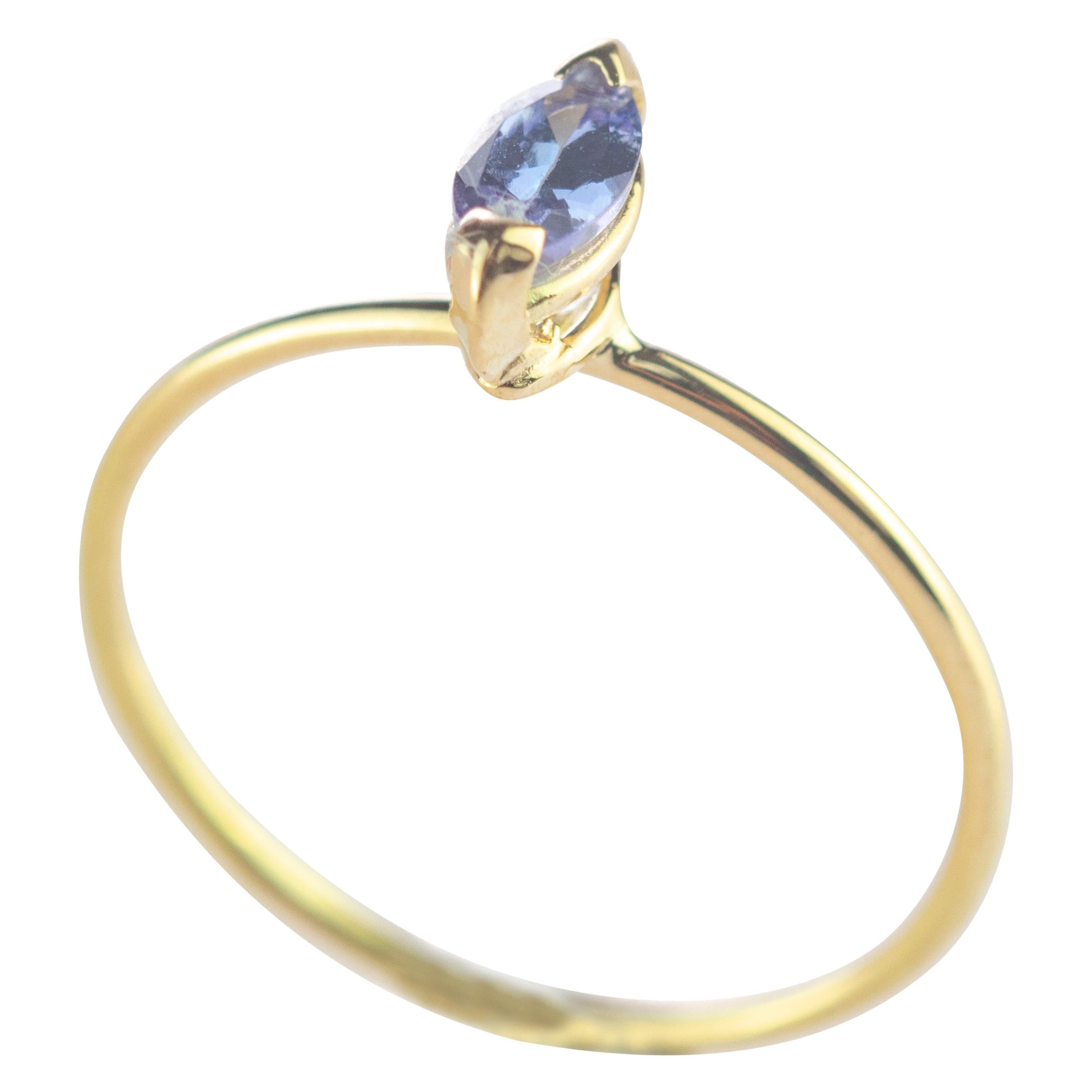 Intini Jewels Tanzanita Azul Lila Navette Anillo de cóctel de oro amarillo de 18 quilates
