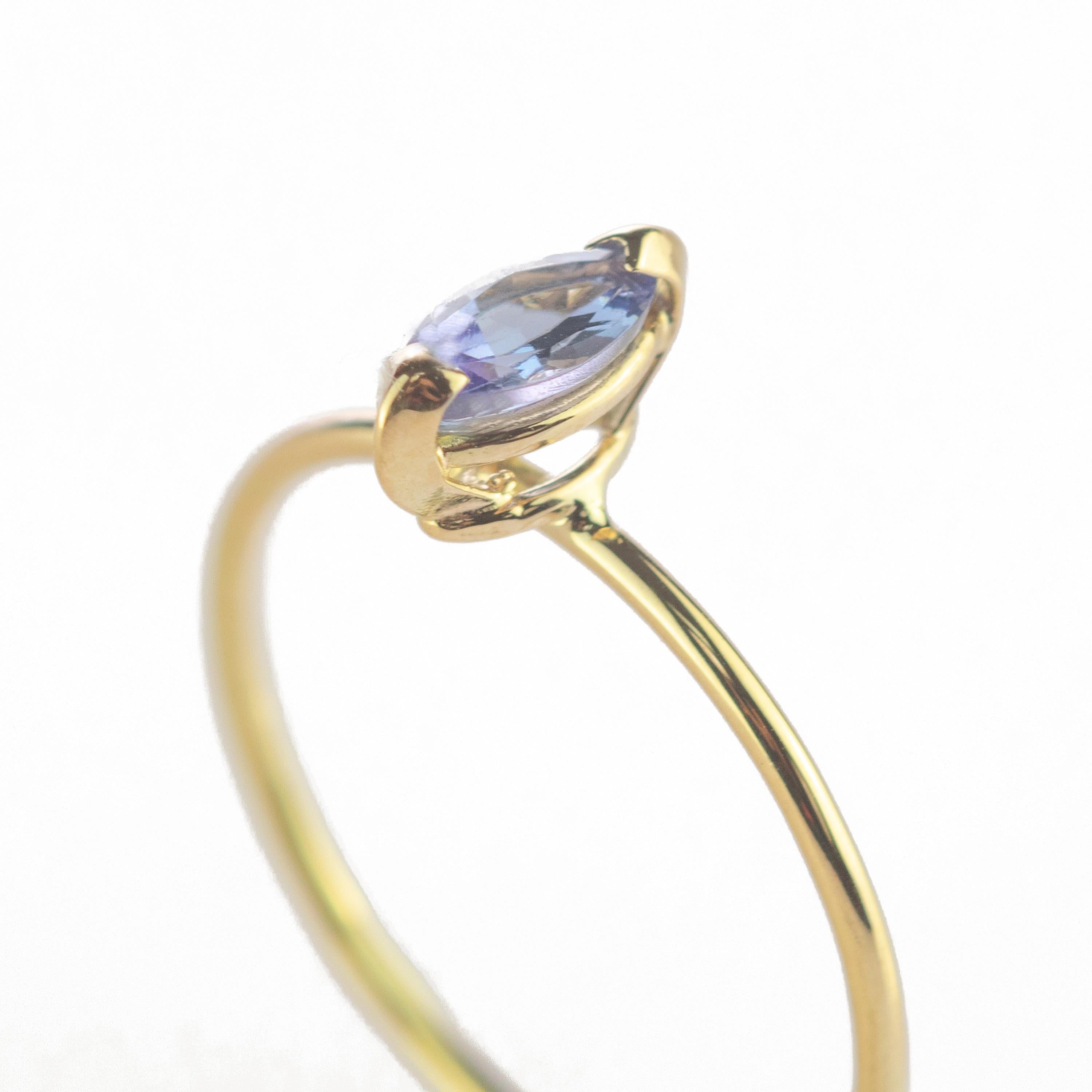 tini Jewels Tansanit Blau Flieder Navette 18 Karat Gelbgold Cocktail-Ring (Zeitgenössisch) im Angebot