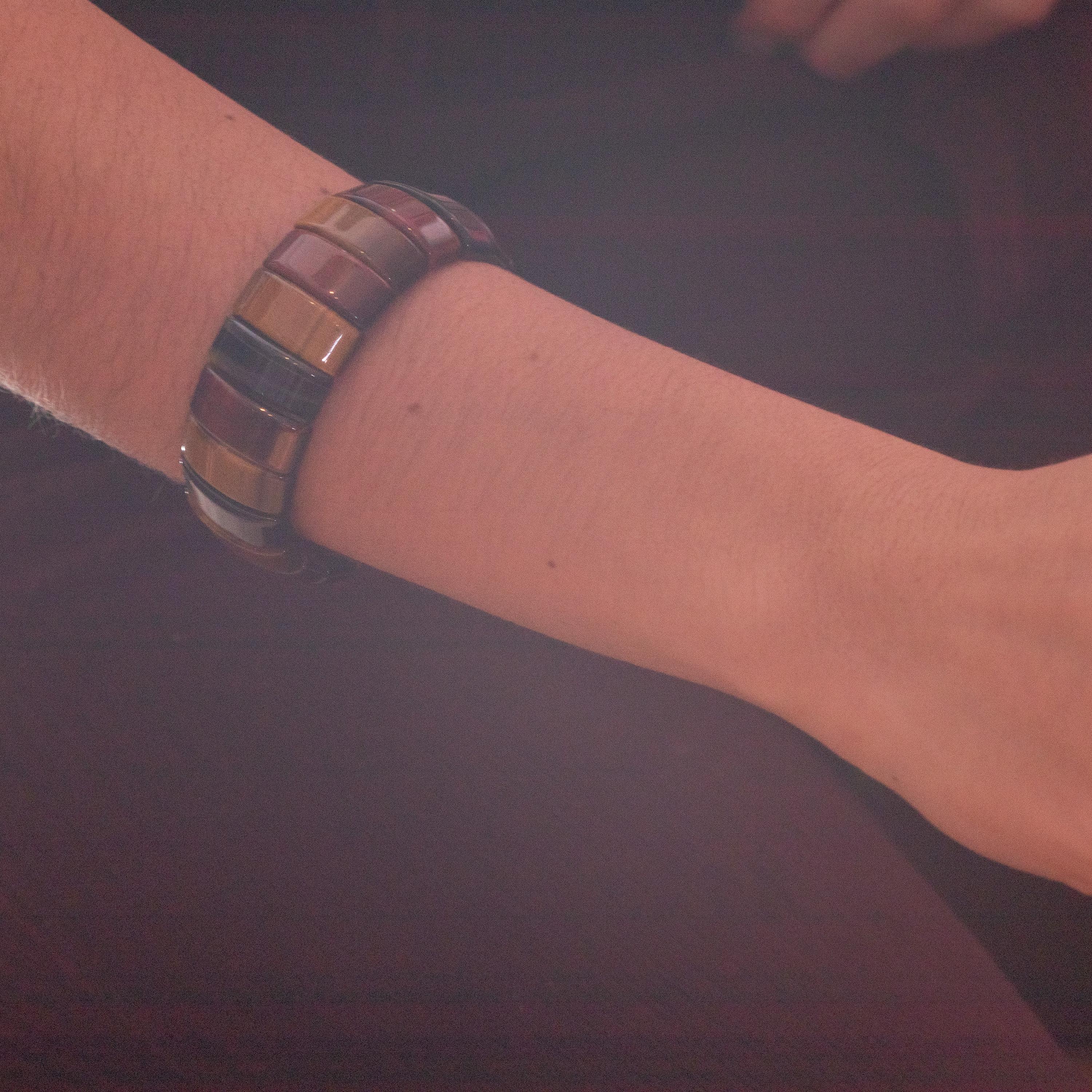 tini Jewels Tigerauge Perlen Ikonisches Cocktail Modernes Stretch-Boho-Armband (Gemischter Schliff) im Angebot