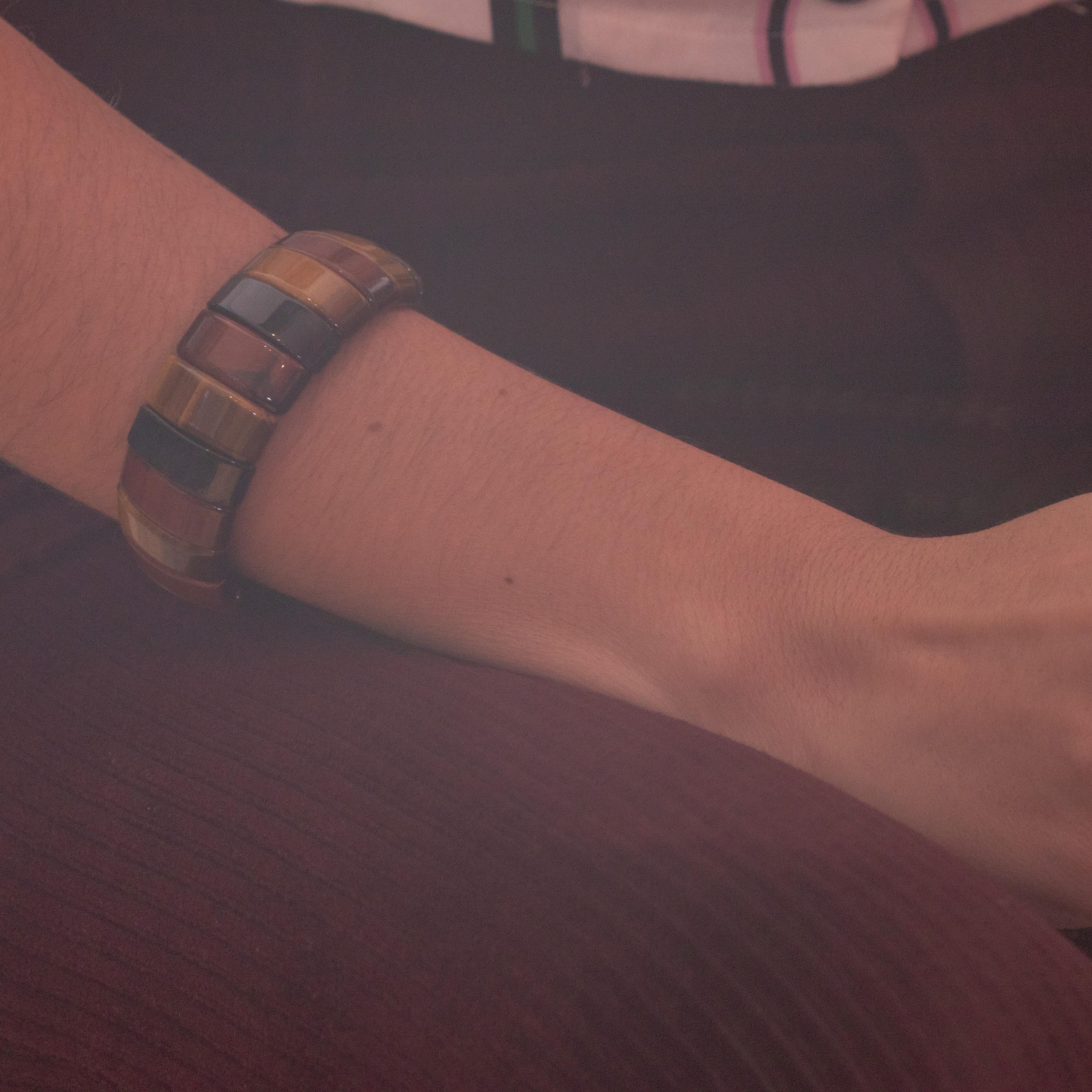 tini Jewels Tigerauge Perlen Ikonisches Cocktail Modernes Stretch-Boho-Armband im Angebot 4