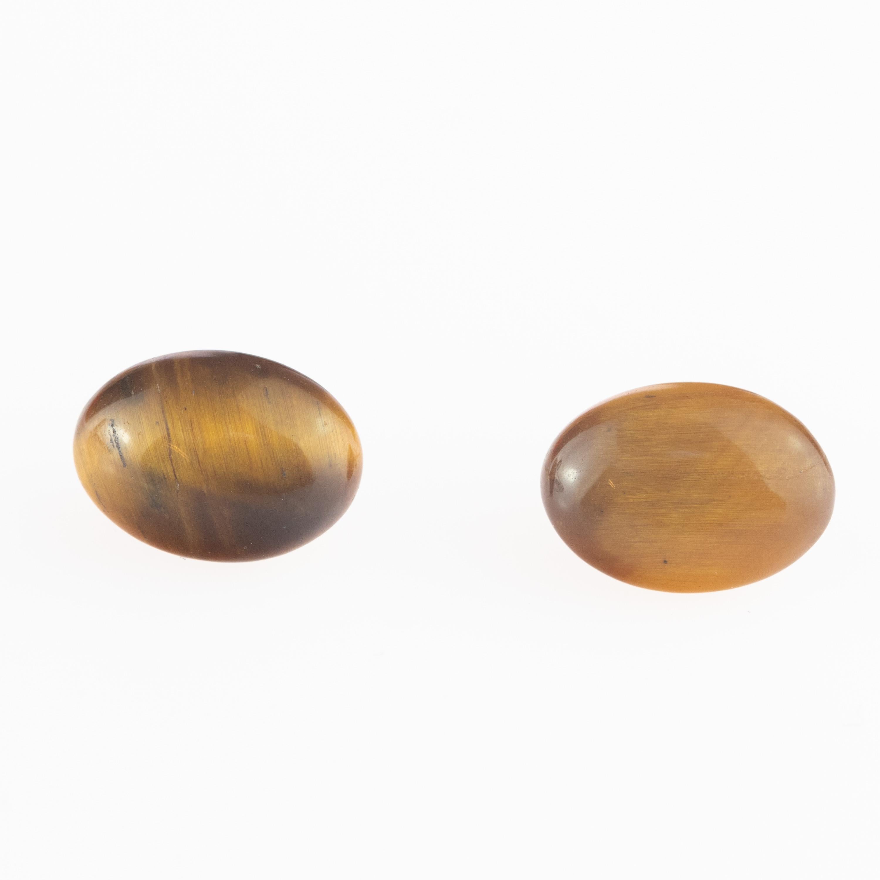 Rétro et élégantes boucles d'oreilles ovales en Oeil de Tigre agrémentées d'or jaune 14 k. Avec une œuvre d'art exceptionnelle, un étalage remarquable de couleurs et un savoir-faire italien conçu par Intini Jewels. 
 
L'oeil de tigre apporte bonheur