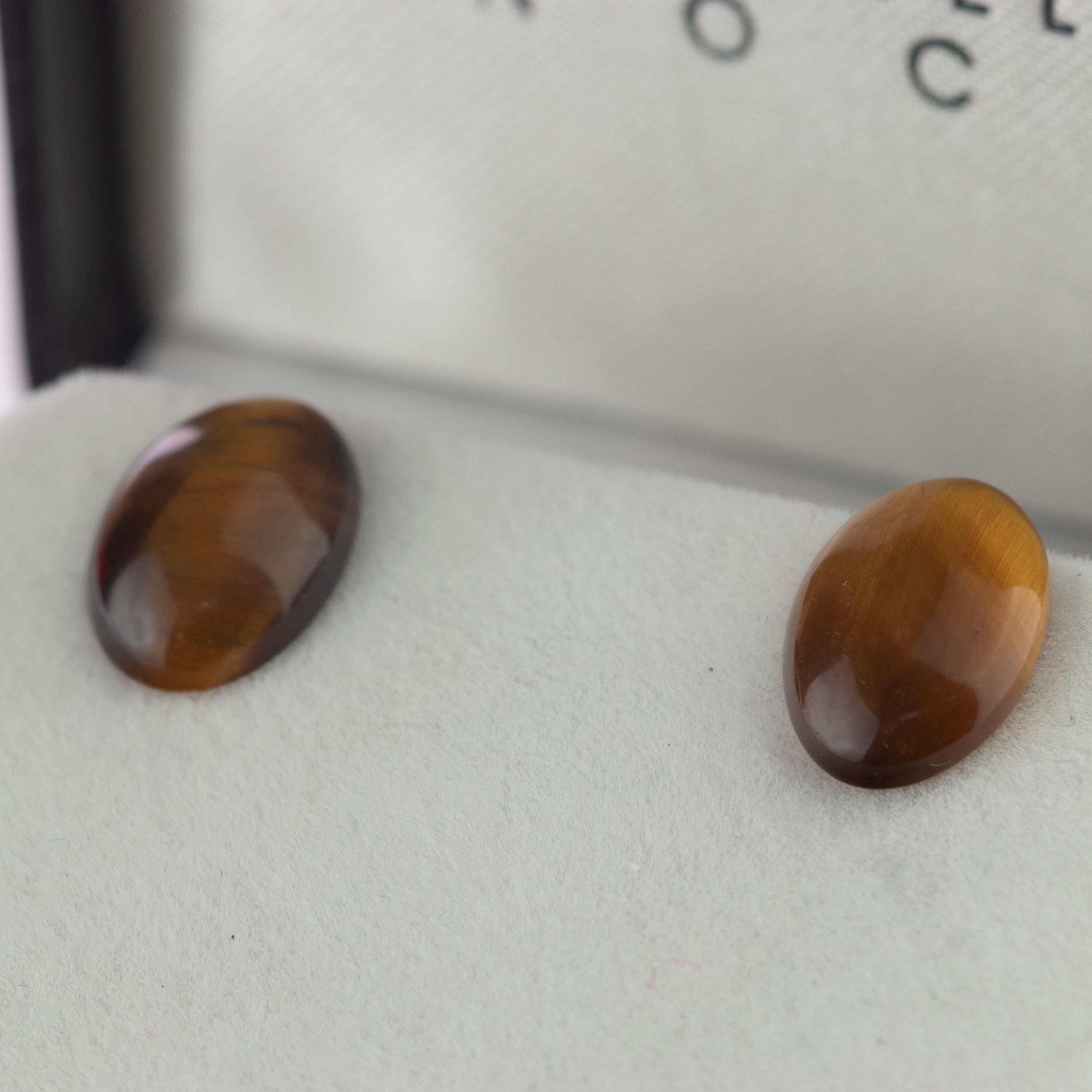 Intini Jewels Clous d'oreilles cocktail en or 18 carats avec cabochon ovale en forme d'œil de tigre en vente 2