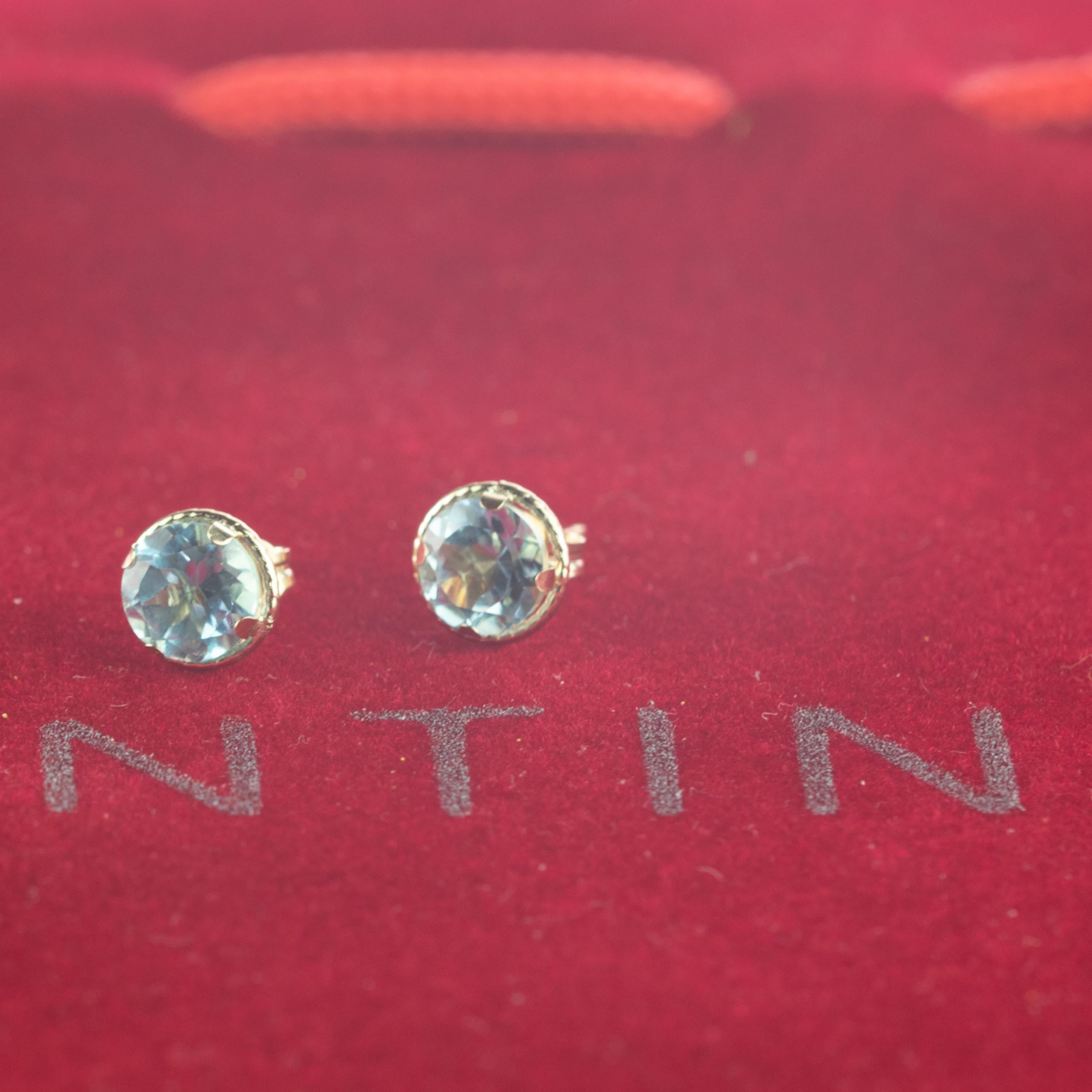 Boucles d'oreilles intemporelles en or blanc 18 carats avec topaze de qualité supérieure. Boucles d'oreilles Griffe pour mettre en valeur l'éclat naturel des pierres précieuses. Parfait pour un look d'été. Boucles d'oreilles chic et glamour.
Une