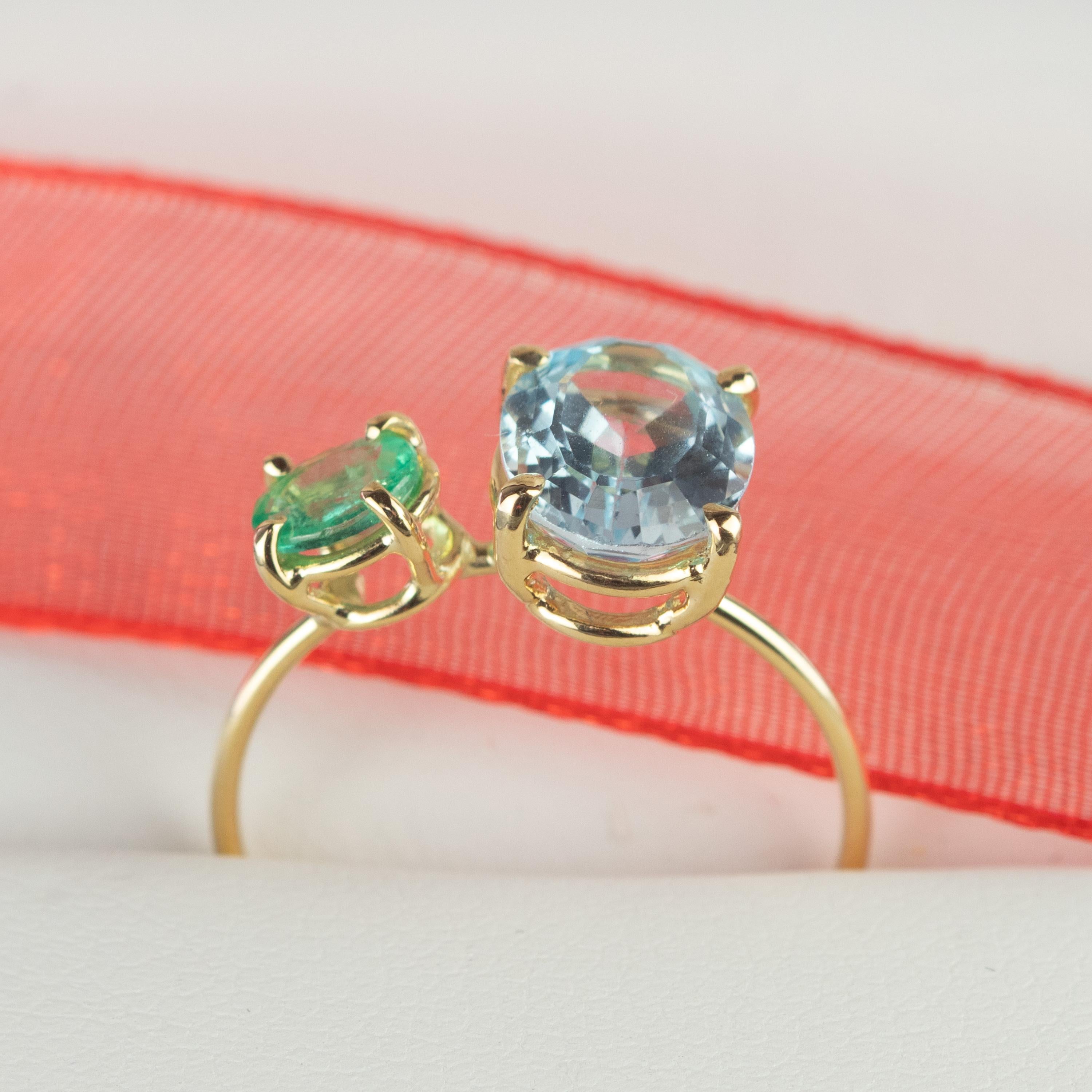 Questo straordinario e moderno anello con topazio e smeraldo. Tutti incastonati e lavorati ad arte in oro giallo 18 carati per creare questo splendido gioiello. Questa opera d'arte italiana è destinata a una donna fresca, giovane e moderna.
 
Questo