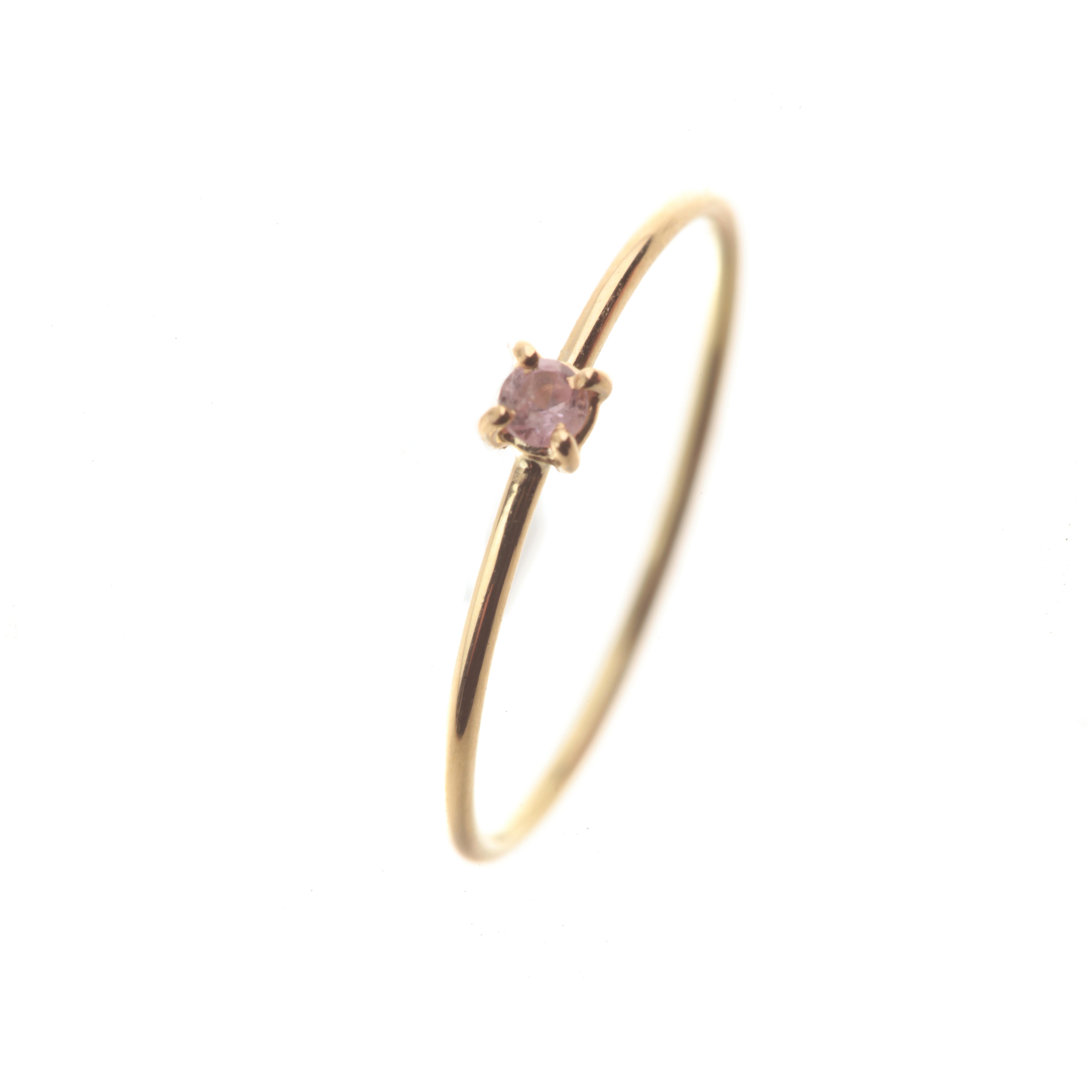 Bijoux Signature INTINI Jewels en tourmaline rose transparente. Bague moderne et élégante en or jaune 18 carats avec une coupe brillante et de minuscules griffes qui ornent l'anneau.

La tourmaline rose est une pierre d'amour, de compassion, de