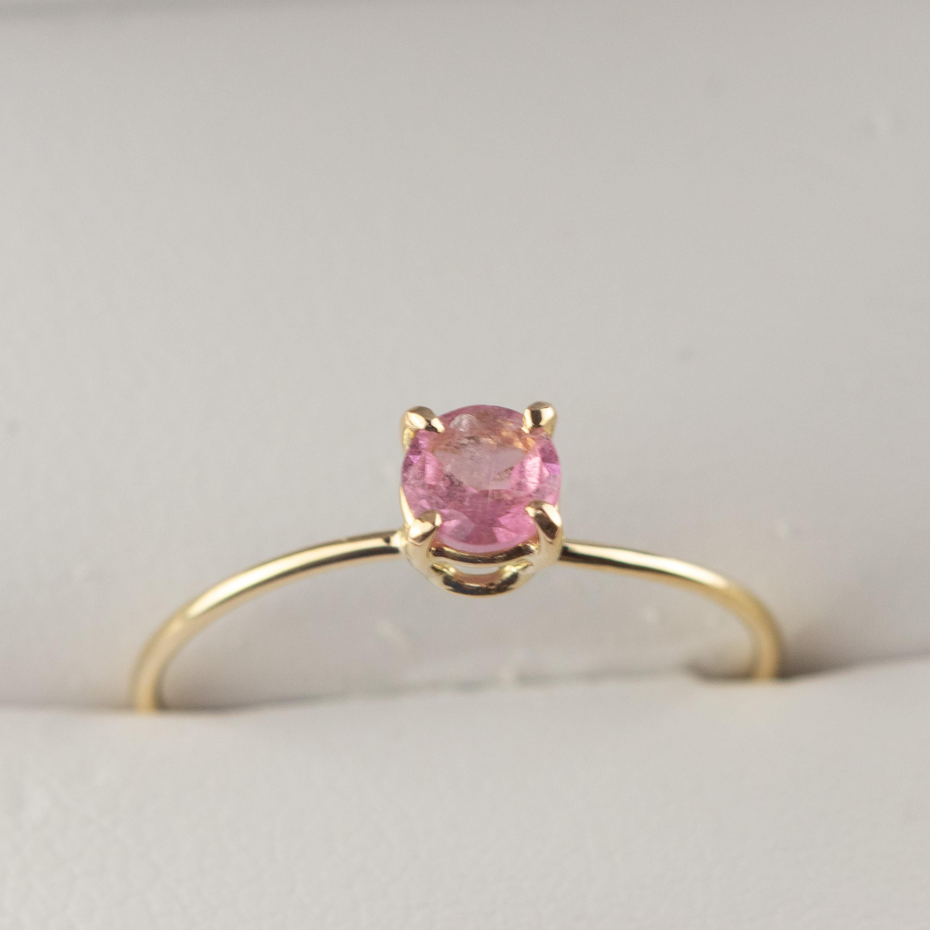 Signatur INTINI Jewels Schmuck aus rosa Turmalin. Moderner und eleganter Ring aus 18 Karat Gelbgold mit Brillantschliff und kleinen Greifen, die den Ring einfassen. Handgefertigter, zarter und moderner Ring.

Der rosa Turmalin ist ein Edelstein, der