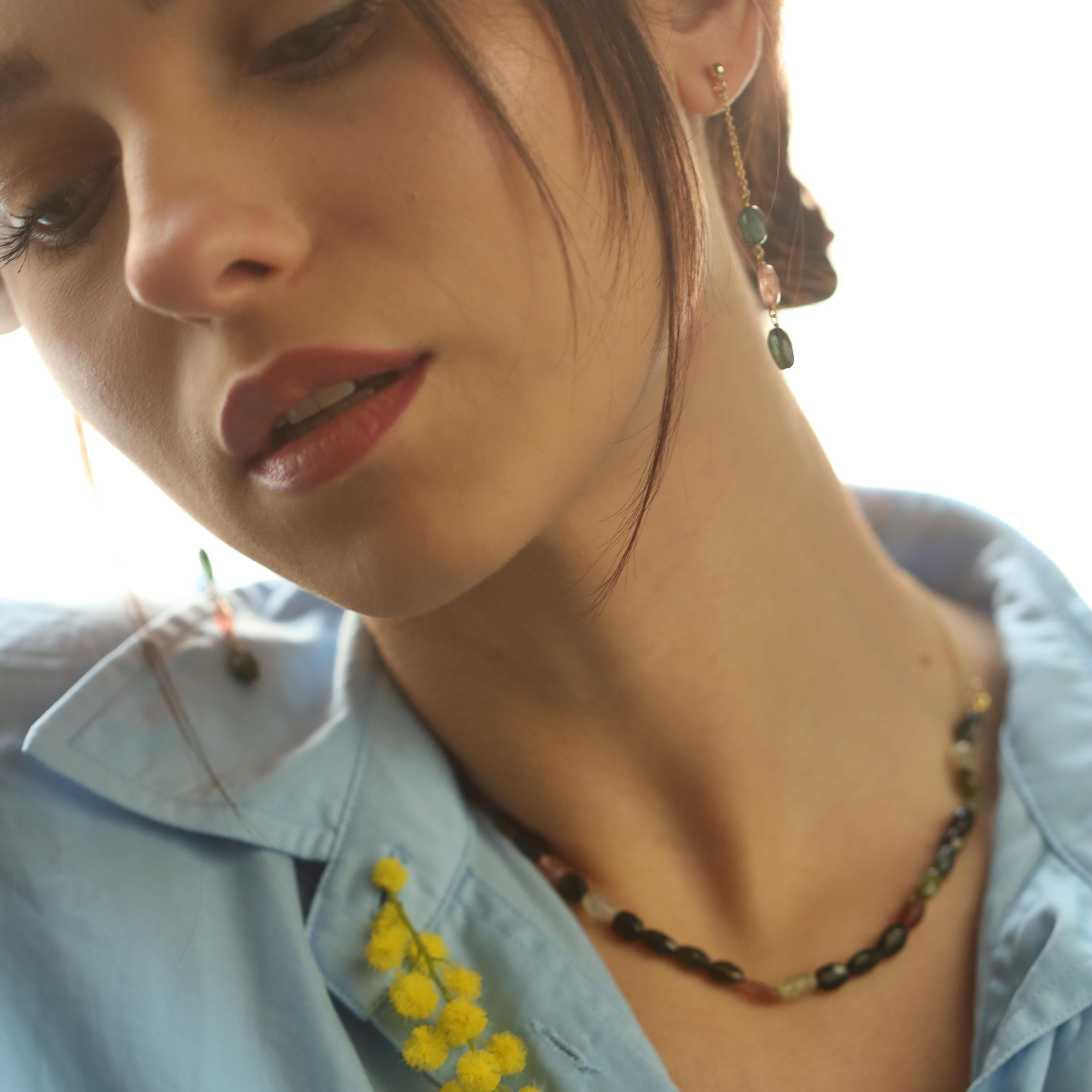 Merveilleux collier mettant en vedette des pierres ovales de tourmaline pure, pour un charme éclatant d'unicité. Bijou lumineux avec des pierres précieuses naturelles sur une élégante monture en or jaune 18 carats. 
 
Les croyances anciennes disent