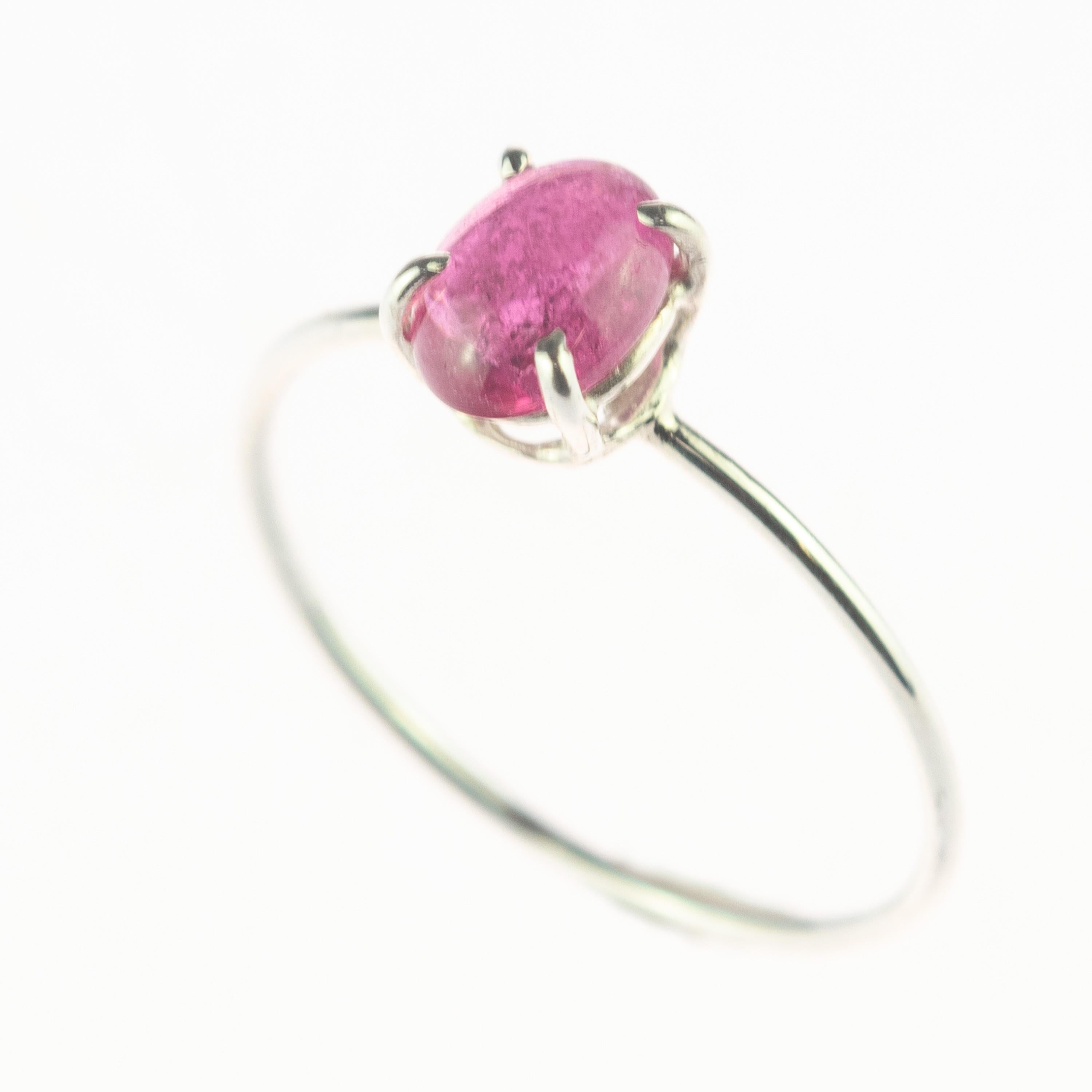 Taglio ovale Intini Jewels Anello ovale con tormalina, fatto a mano in argento, romantico rosa e glam estivo in vendita