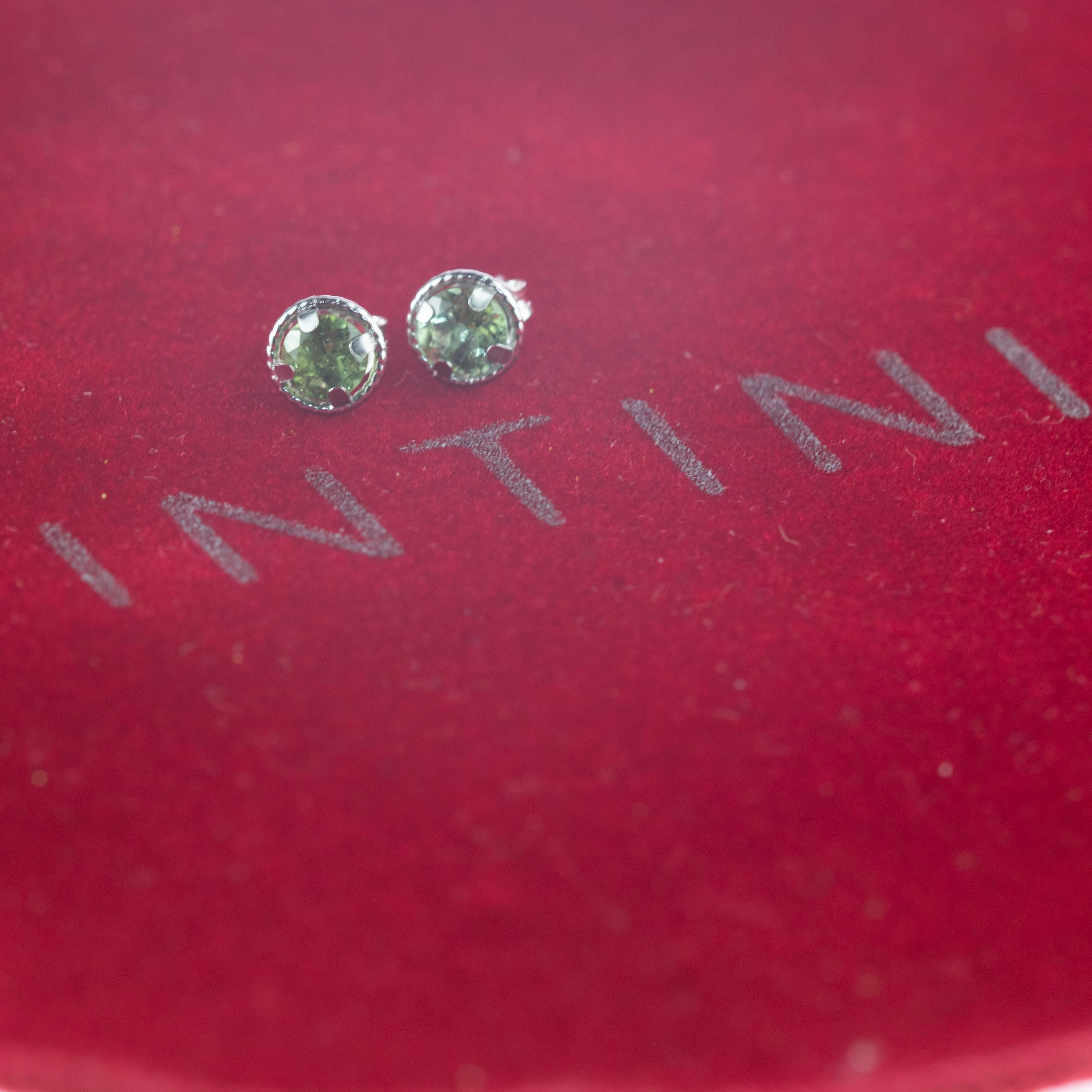 Boucles d'oreilles intemporelles en or blanc 18 carats avec de la Tuormaline de qualité supérieure. Boucles d'oreilles Griffe pour mettre en valeur l'éclat naturel des pierres précieuses.
Une touche d'élégance éternelle pour vos tenues quotidiennes.