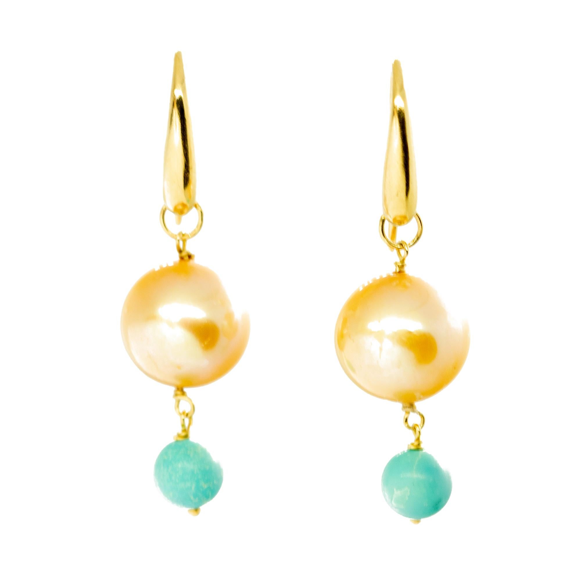 Bijoux en perles de grande classe avec une touche estivale donnée par la couleur lumineuse des perles de turquoise naturelle.

Des boucles d'oreilles classiques et élégantes pour une tenue stylée.
 
• or jaune 18 karat 
• Perles des mers du Sud de