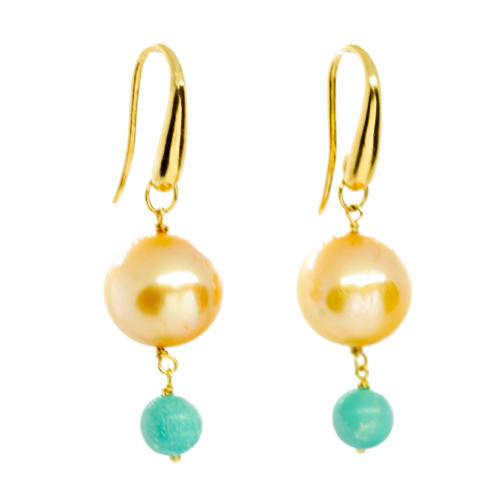 Romantique Intini Jewels Pendants d'oreilles en or jaune 18 carats avec turquoises et perles dorées des mers du Sud en vente