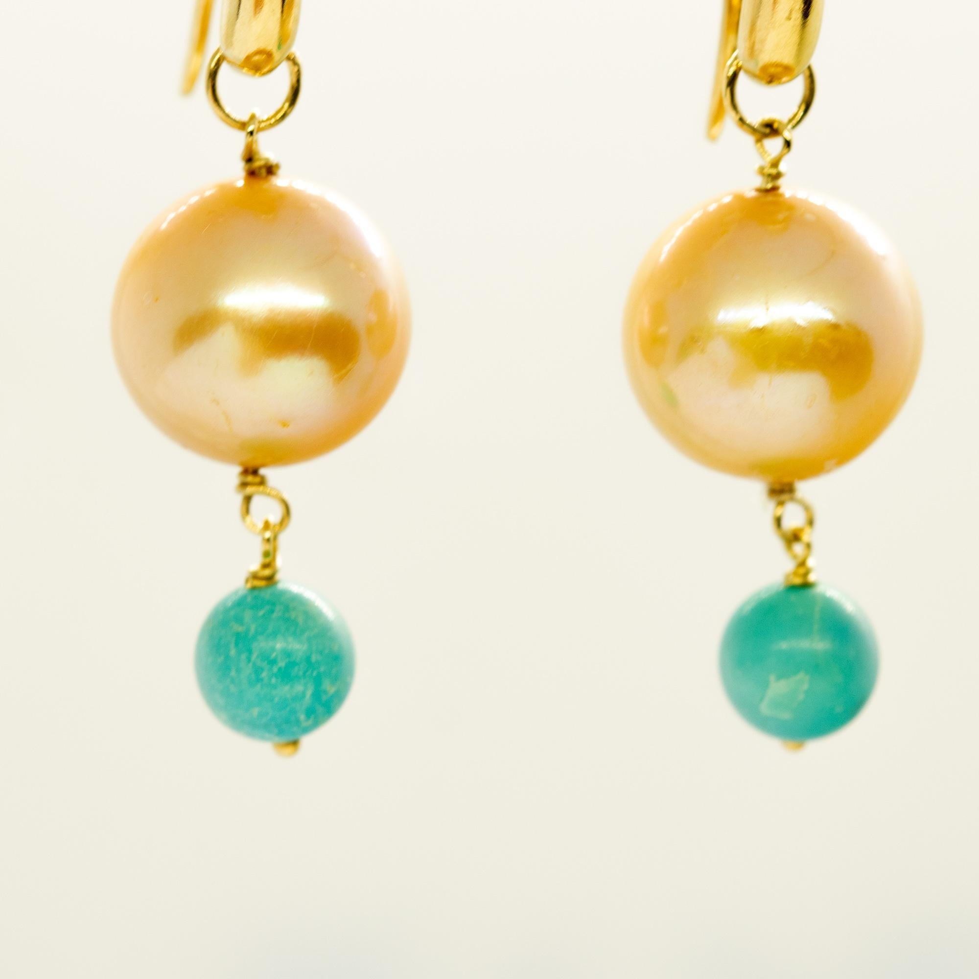 Taille ronde Intini Jewels Pendants d'oreilles en or jaune 18 carats avec turquoises et perles dorées des mers du Sud en vente