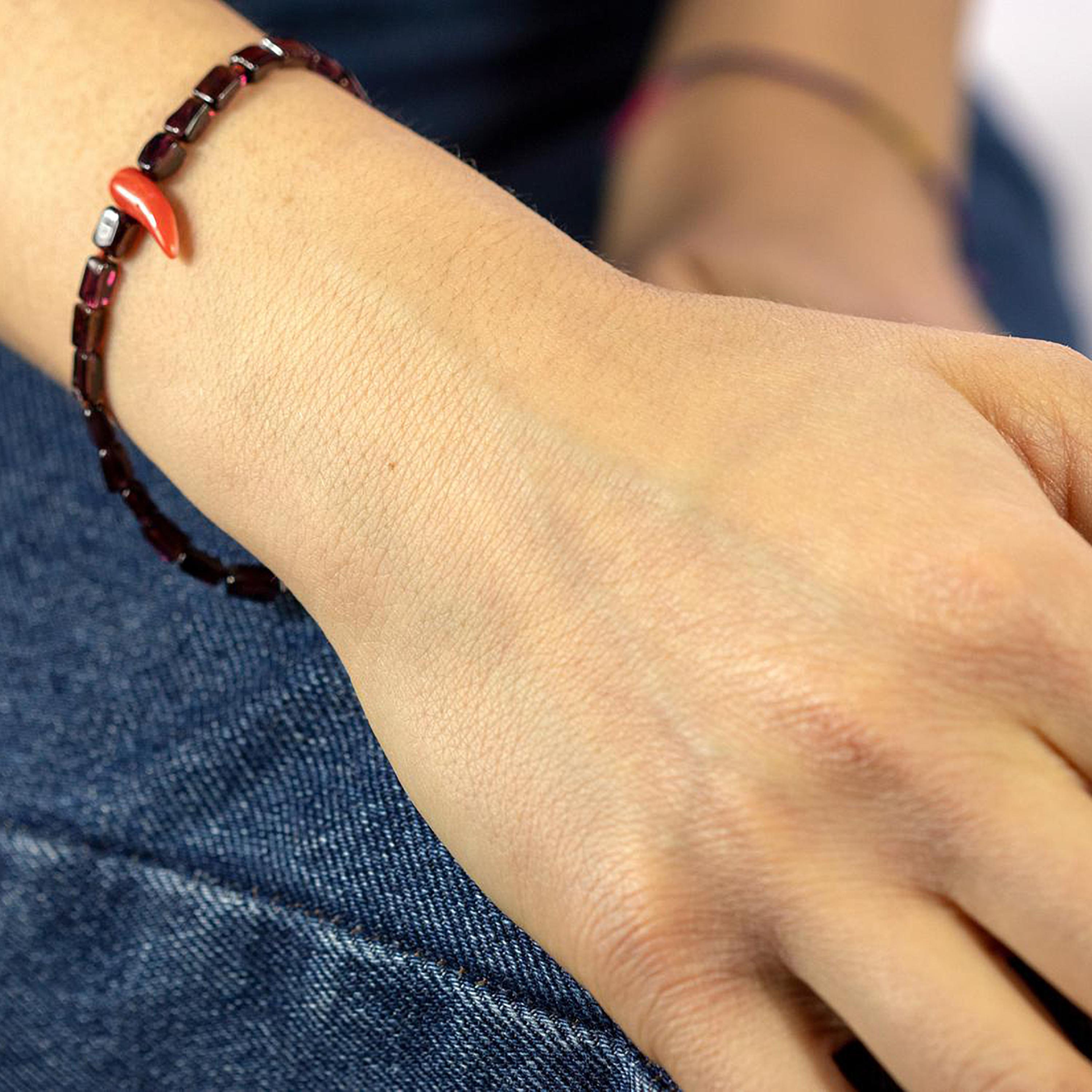 Art Nouveau Intini Jewels Bracciale in perline Boho Vibe in argento sterling con corallo e granato viola in vendita