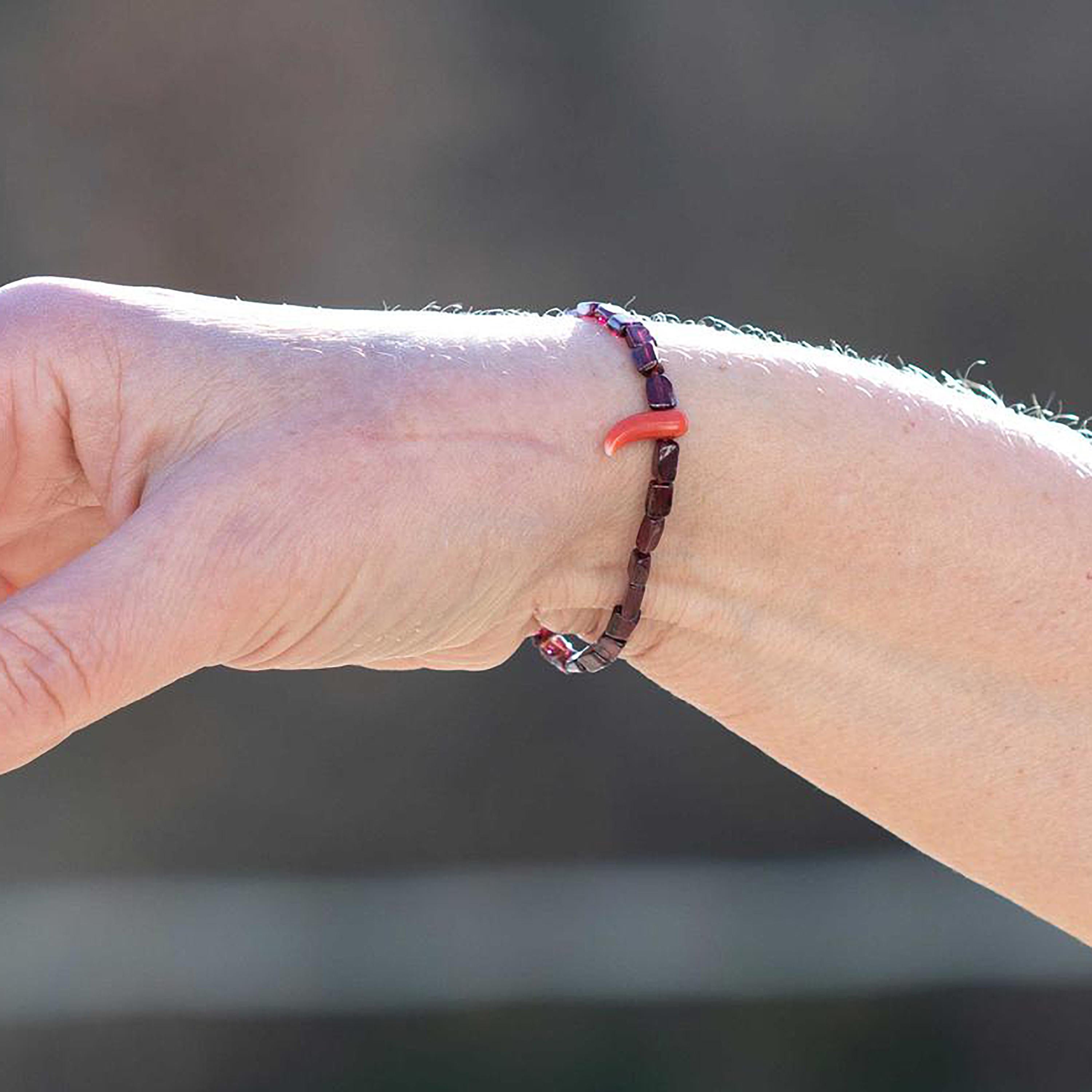 Taglio misto Intini Jewels Bracciale in perline Boho Vibe in argento sterling con corallo e granato viola in vendita