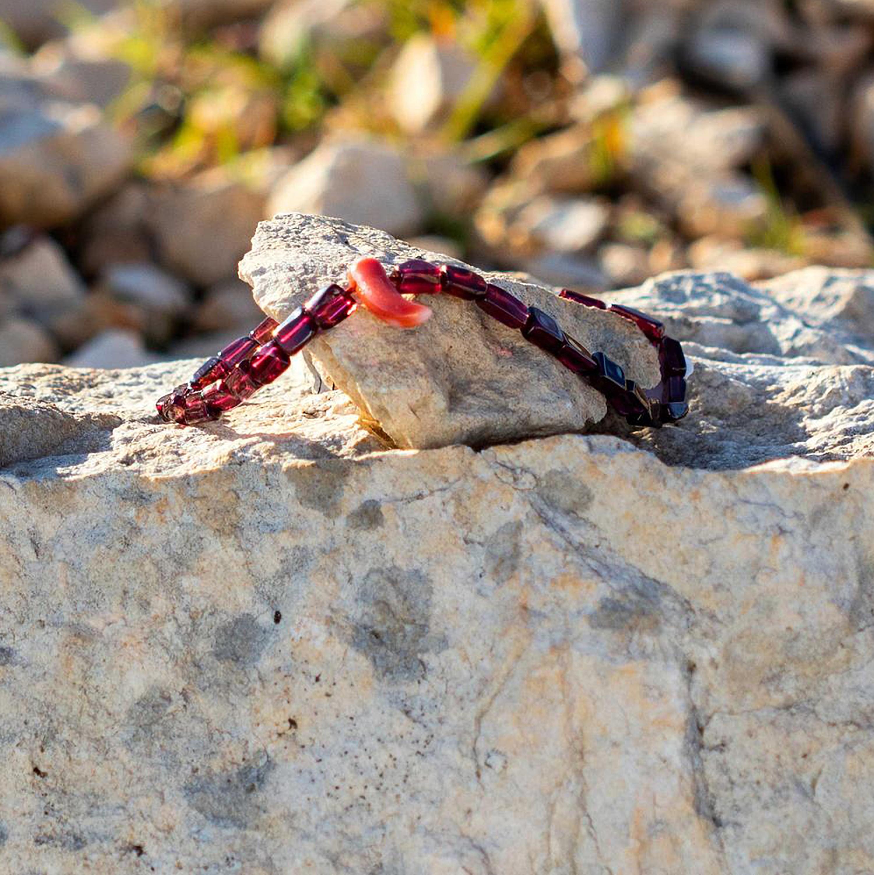 Intini Jewels Bracciale in perline Boho Vibe in argento sterling con corallo e granato viola In condizioni Nuovo in vendita a Milano, IT