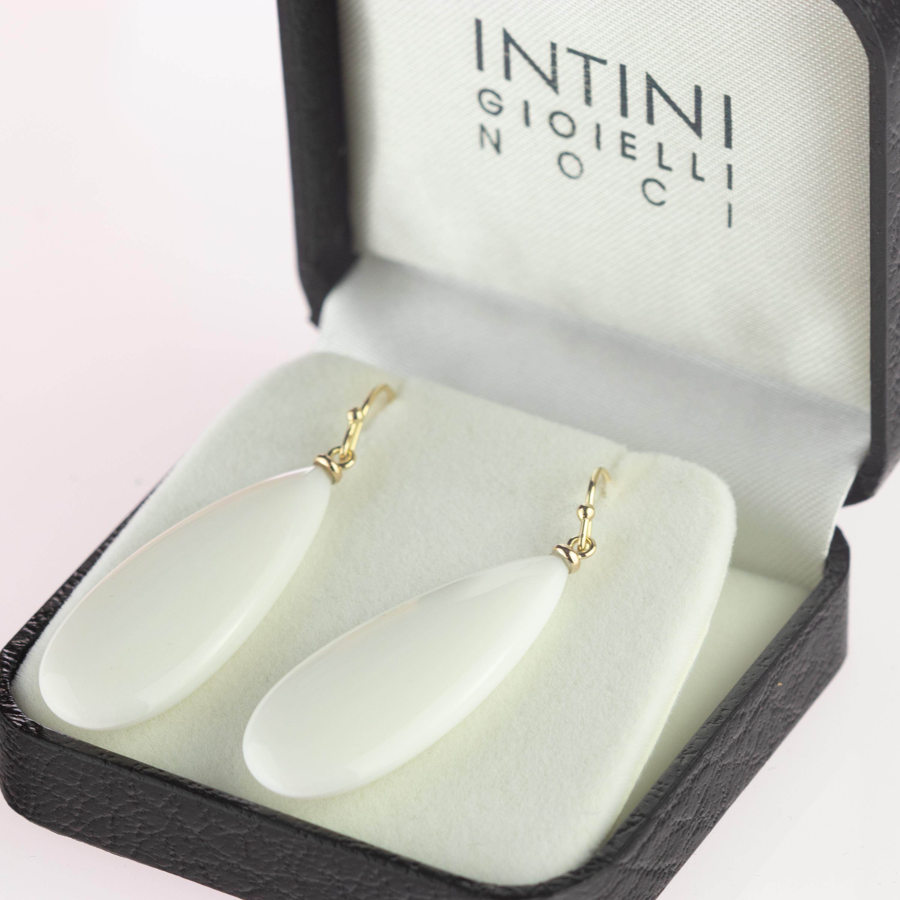 This stunning masterpiece with high quality craftsmanship was born in the Intini Jewels workshop. Our designers add all the italian modern style and glamour in one exquisite piece. Stunning 41.5 white Agate flat teardrop, hanging from 18 karat