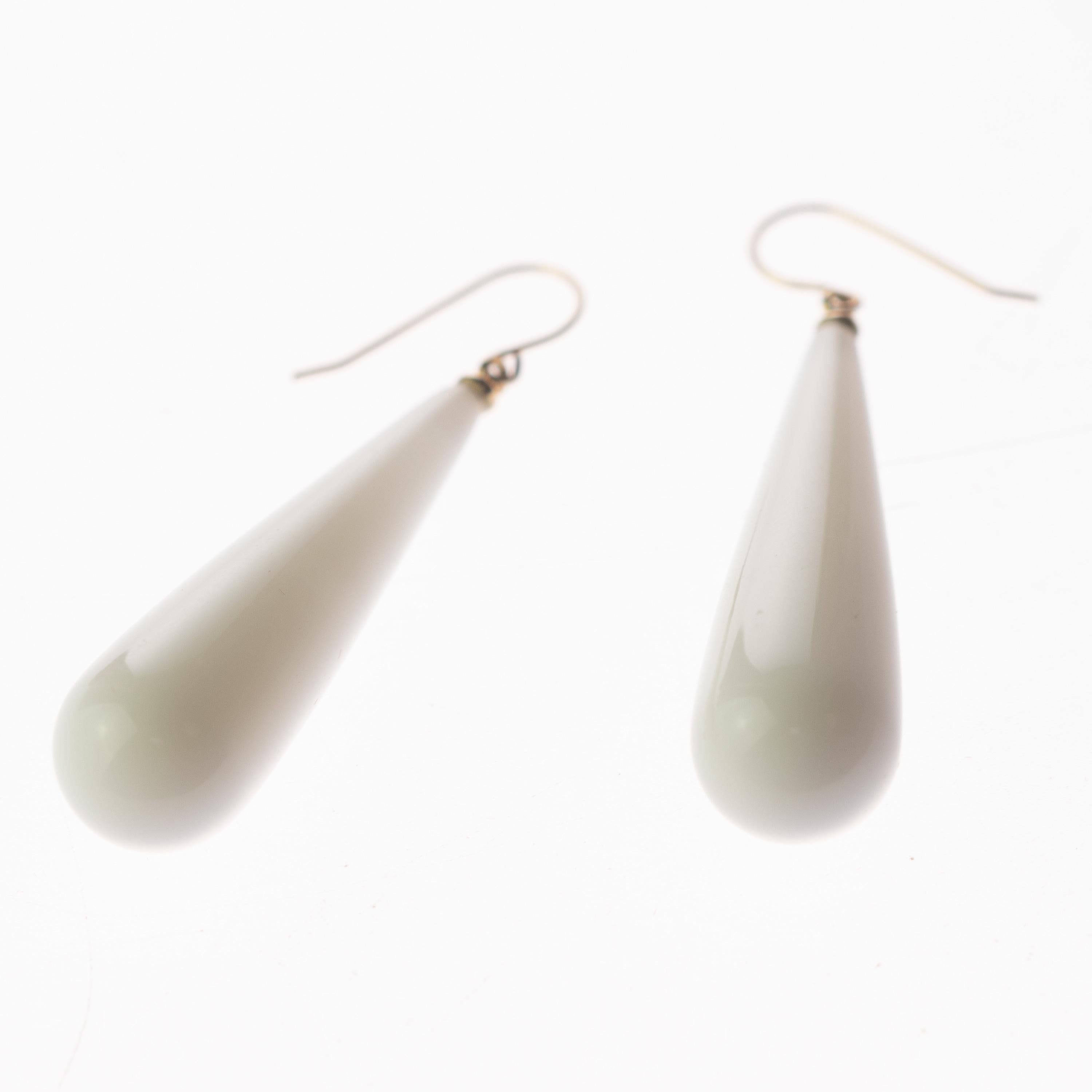 Ce superbe chef-d'œuvre de haute qualité artisanale est né dans l'atelier d'Intini Jewels. Nos designers ajoutent tout le style moderne italien et le glamour dans une pièce exquise. Superbe larme d'agate blanche, suspendue à de l'or jaune 18 carats.