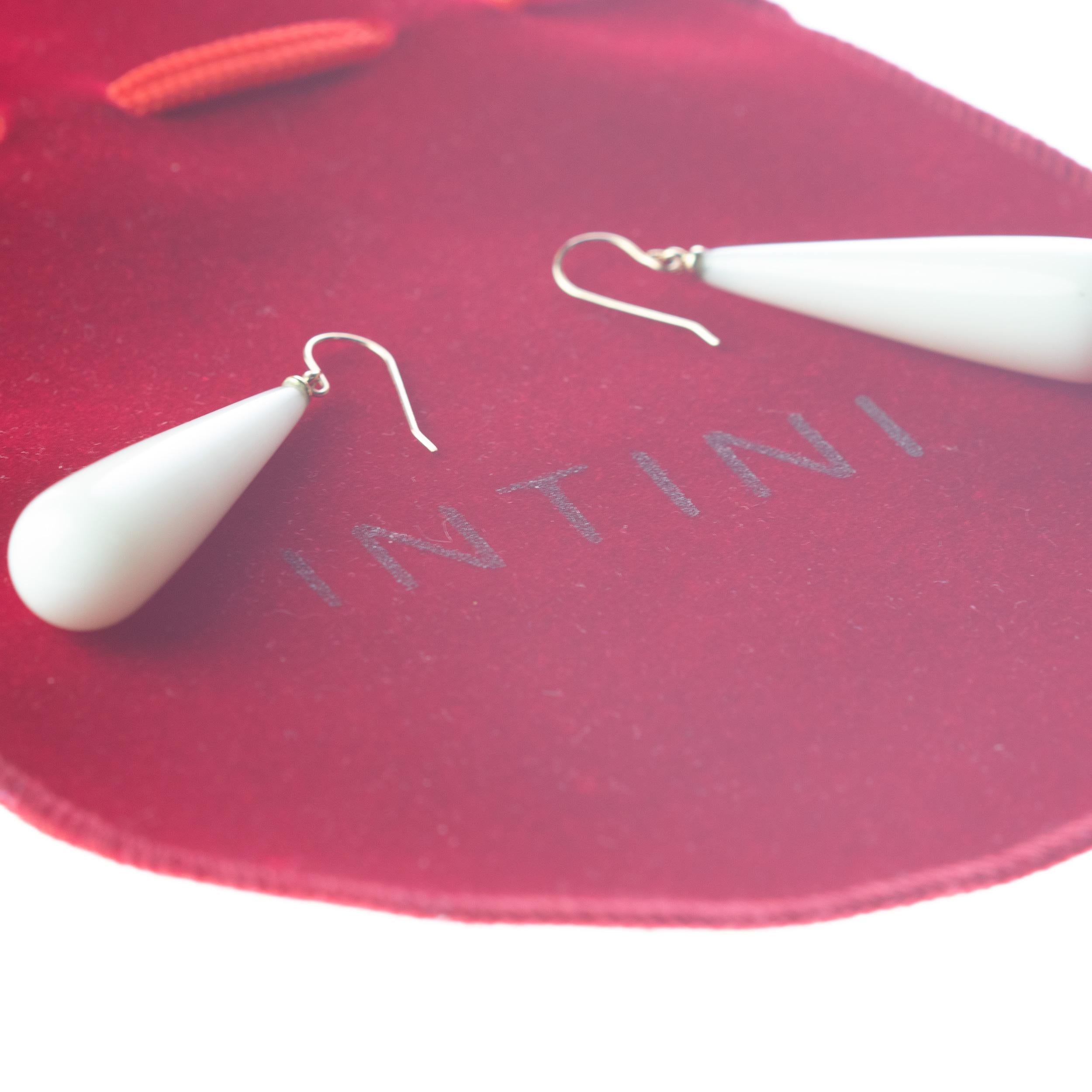 Art nouveau Intini Jewels Pendants d'oreilles en agate blanche et or blanc 18 carats, faits à la main en vente