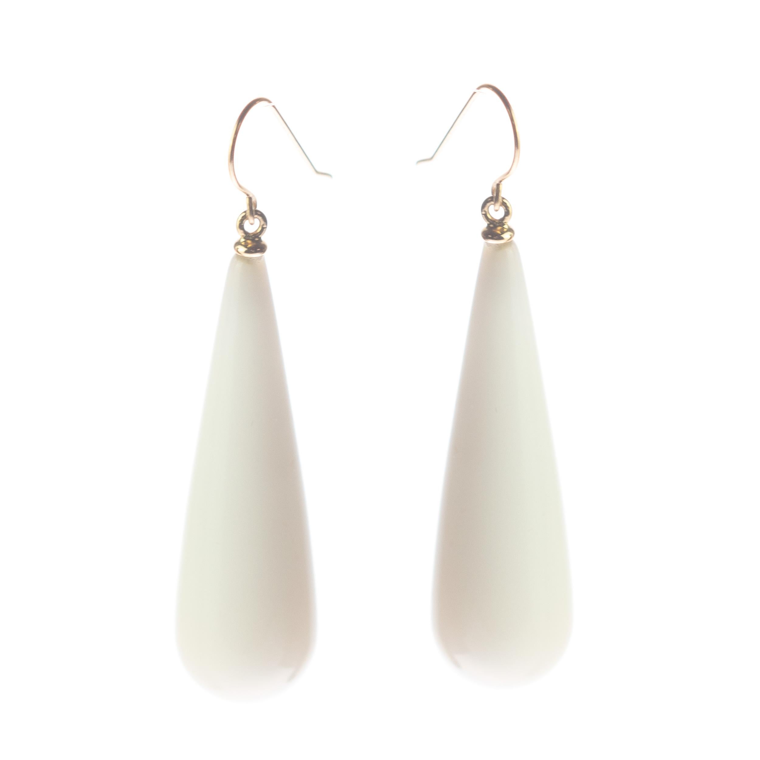Intini Jewels Pendants d'oreilles en agate blanche et or blanc 18 carats, faits à la main en vente 1