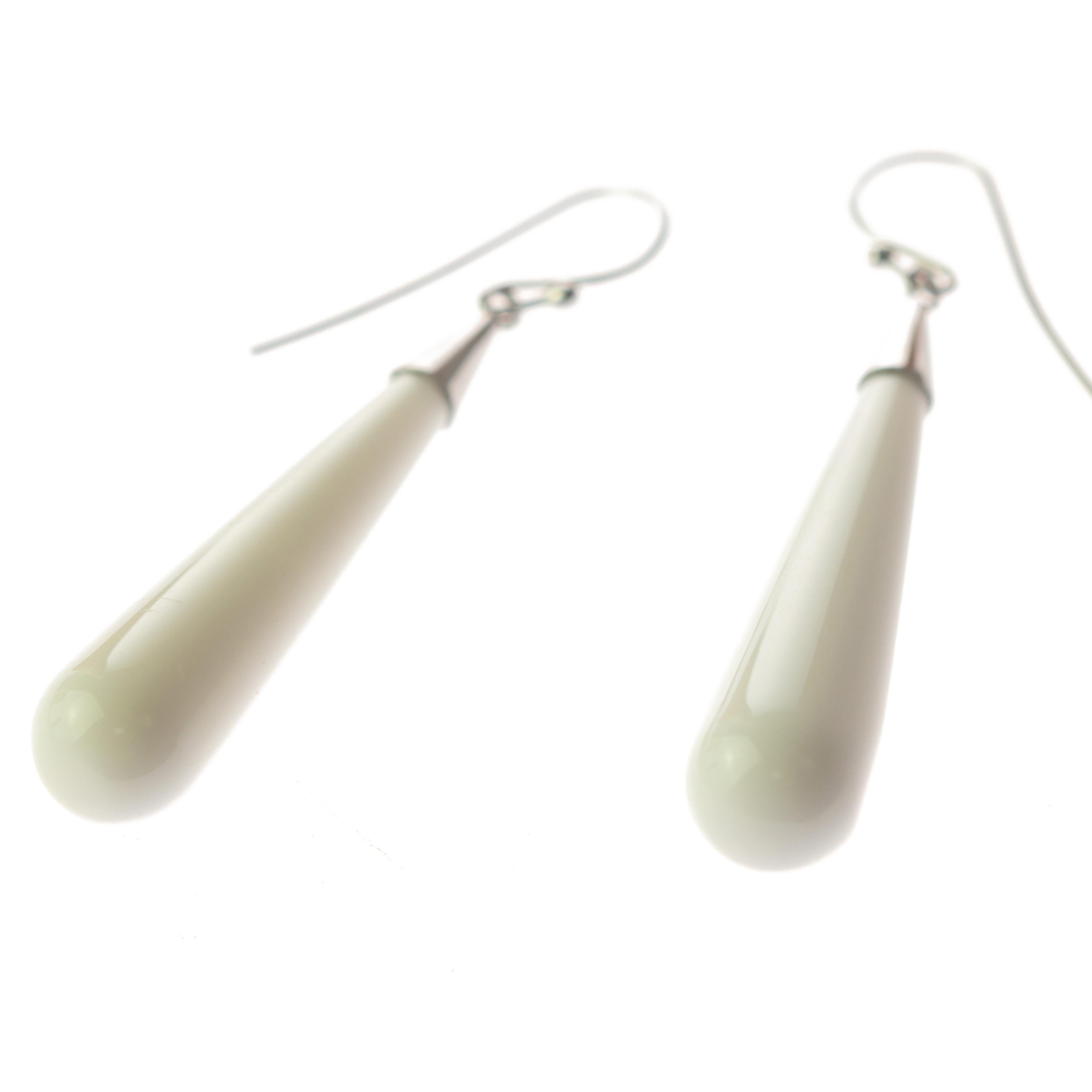 Questo splendido capolavoro di alta qualità artigianale è nato nel laboratorio di Intini Jewels. I nostri designer aggiungono tutto lo stile moderno e glamour italiano in un pezzo squisito. Splendida agata bianca a goccia, appesa all'oro bianco 18