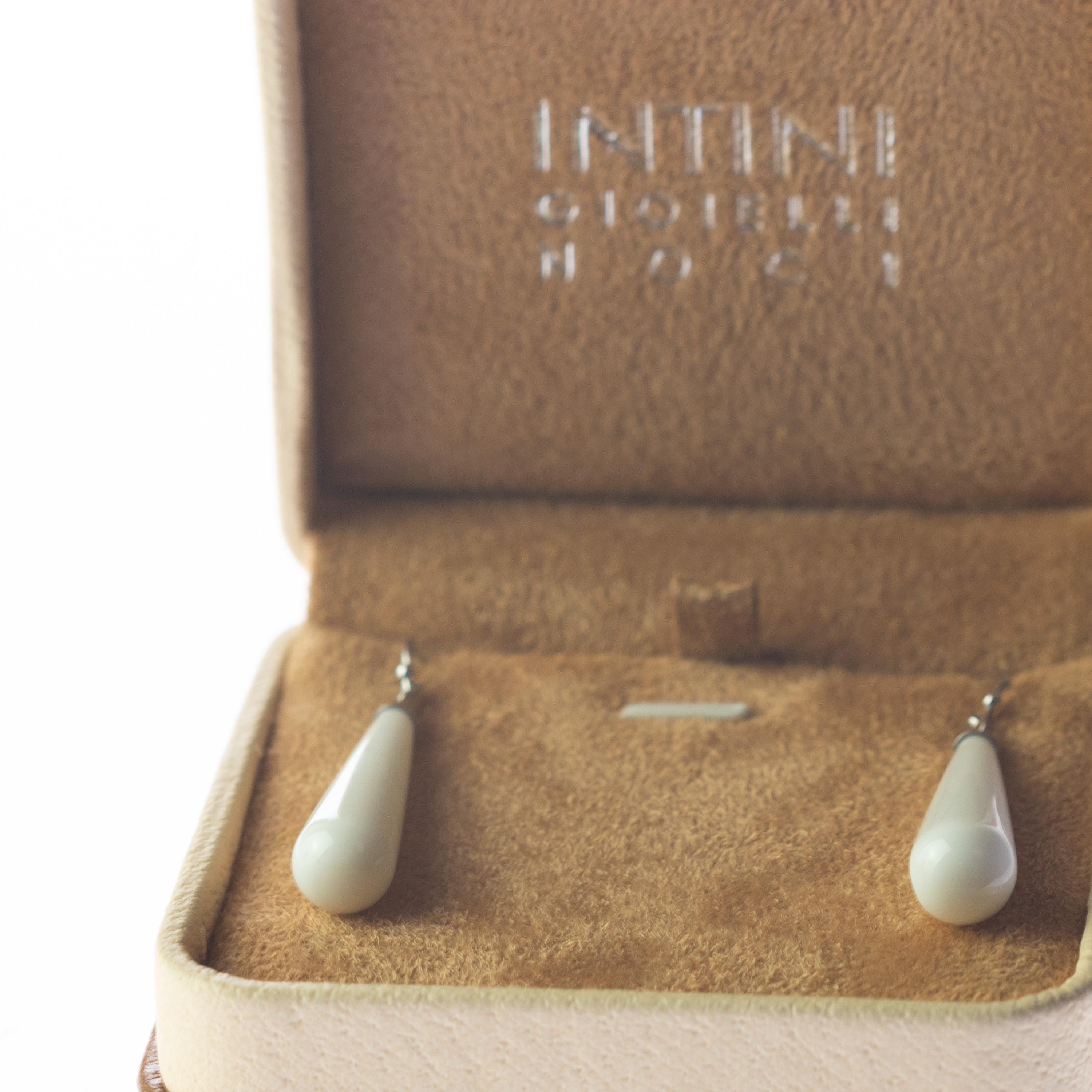 Art Nouveau Intini Jewels Orecchini naturali fatti a mano in oro bianco 18 carati con Agata Bianca in vendita