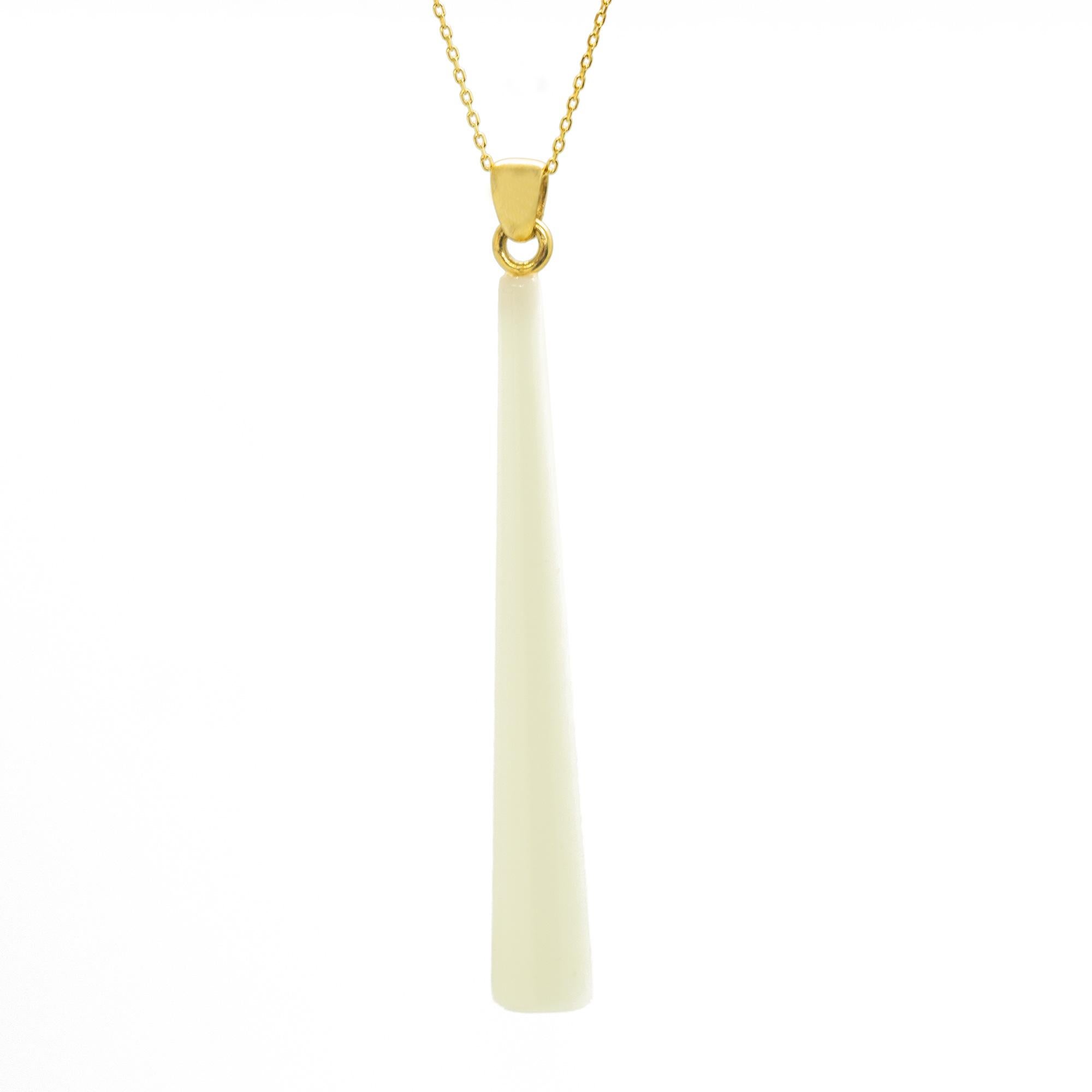 Collier de classe minimaliste avec pendentif, monté sur une délicate chaîne en or jaune 18 carats.

Bijoux de classe, convenant à un look élégant et décontracté.

• or jaune 18 carats (poinçon 750)
• Goutte d'agate blanche 5,9 x 0,8 cm
• Poids total