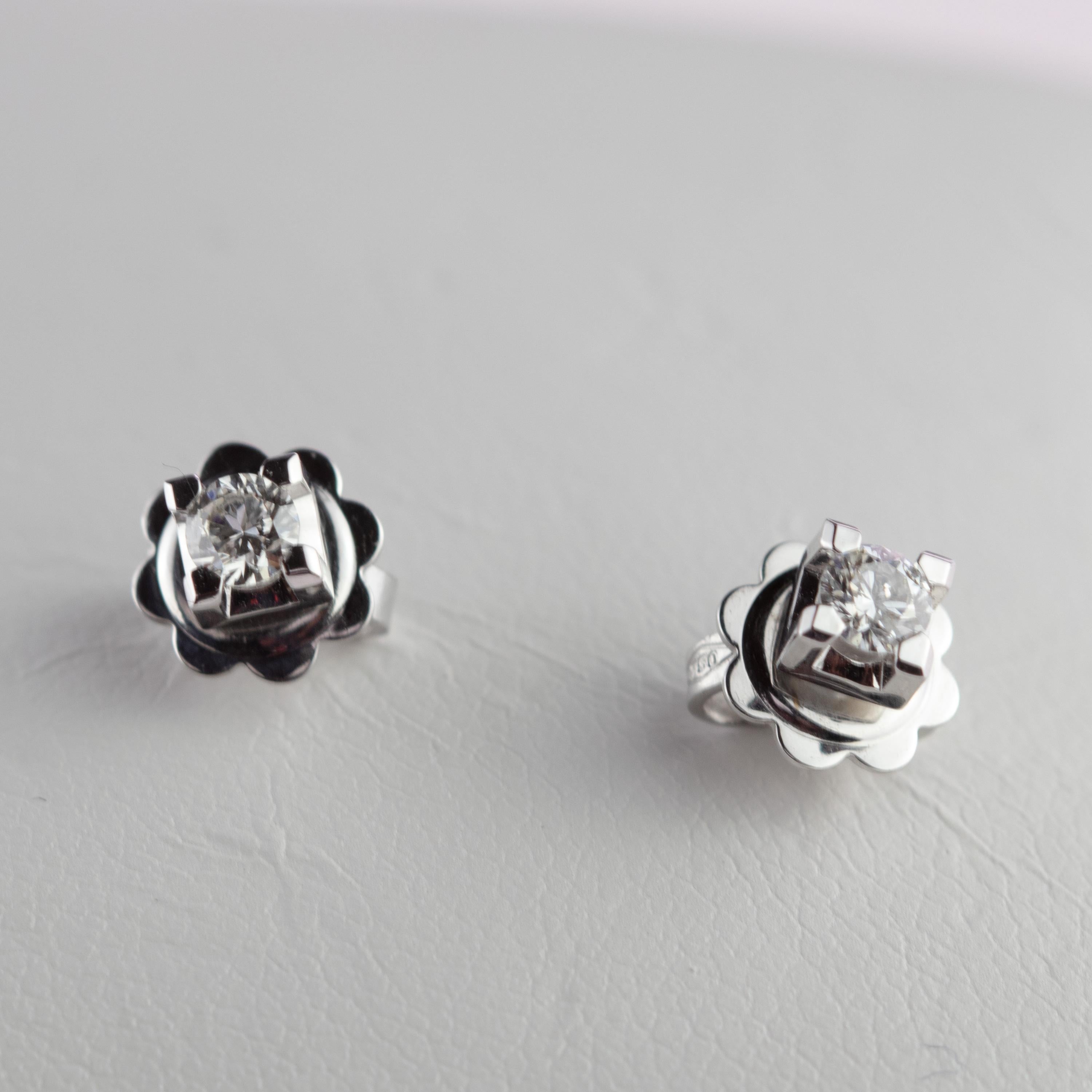 Intini Jewels Clous d'oreilles en or blanc 0,27 carat avec diamant point de lumière, fabrication artisanale en vente 4