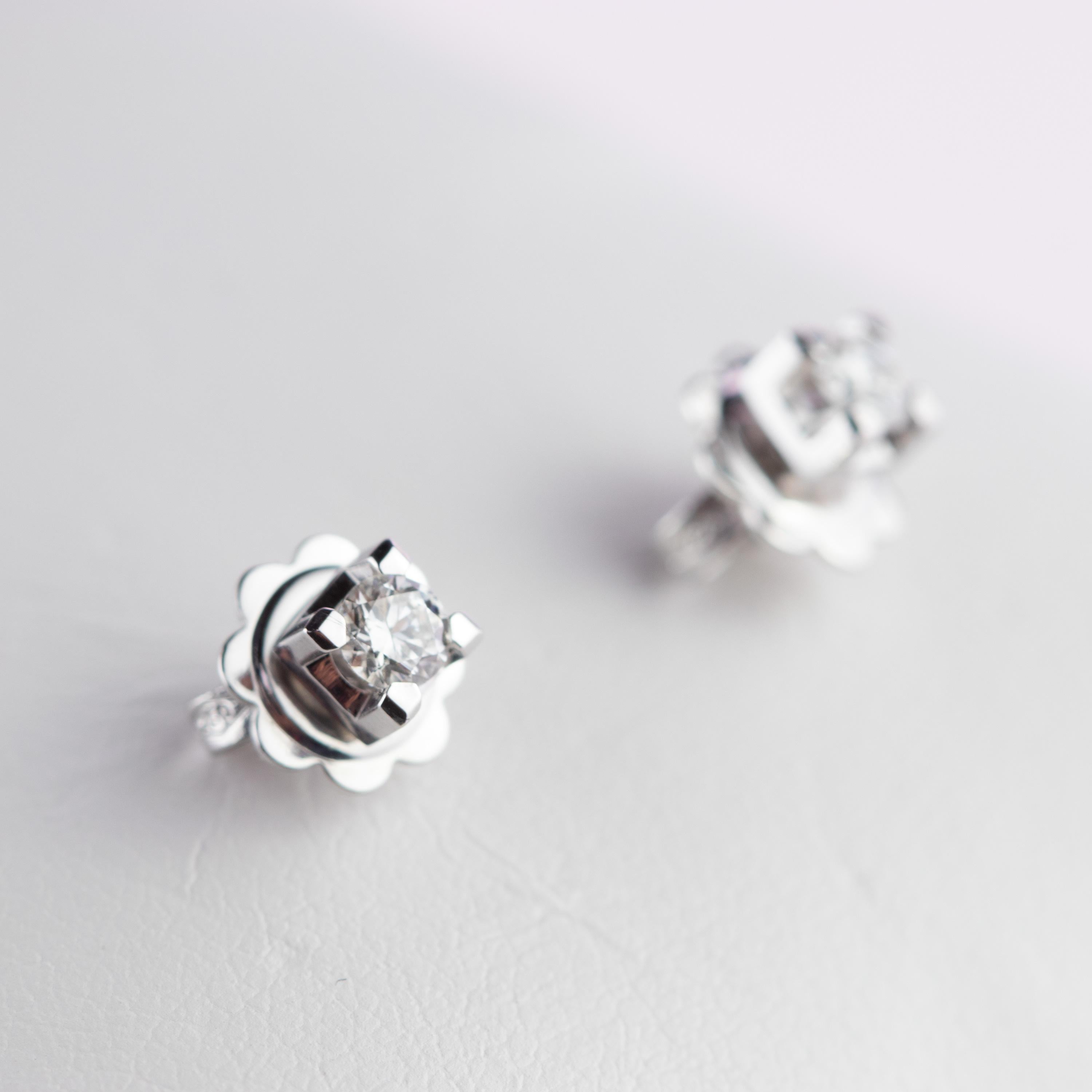 Intini Jewels Clous d'oreilles en or blanc 0,27 carat avec diamant point de lumière, fabrication artisanale en vente 6