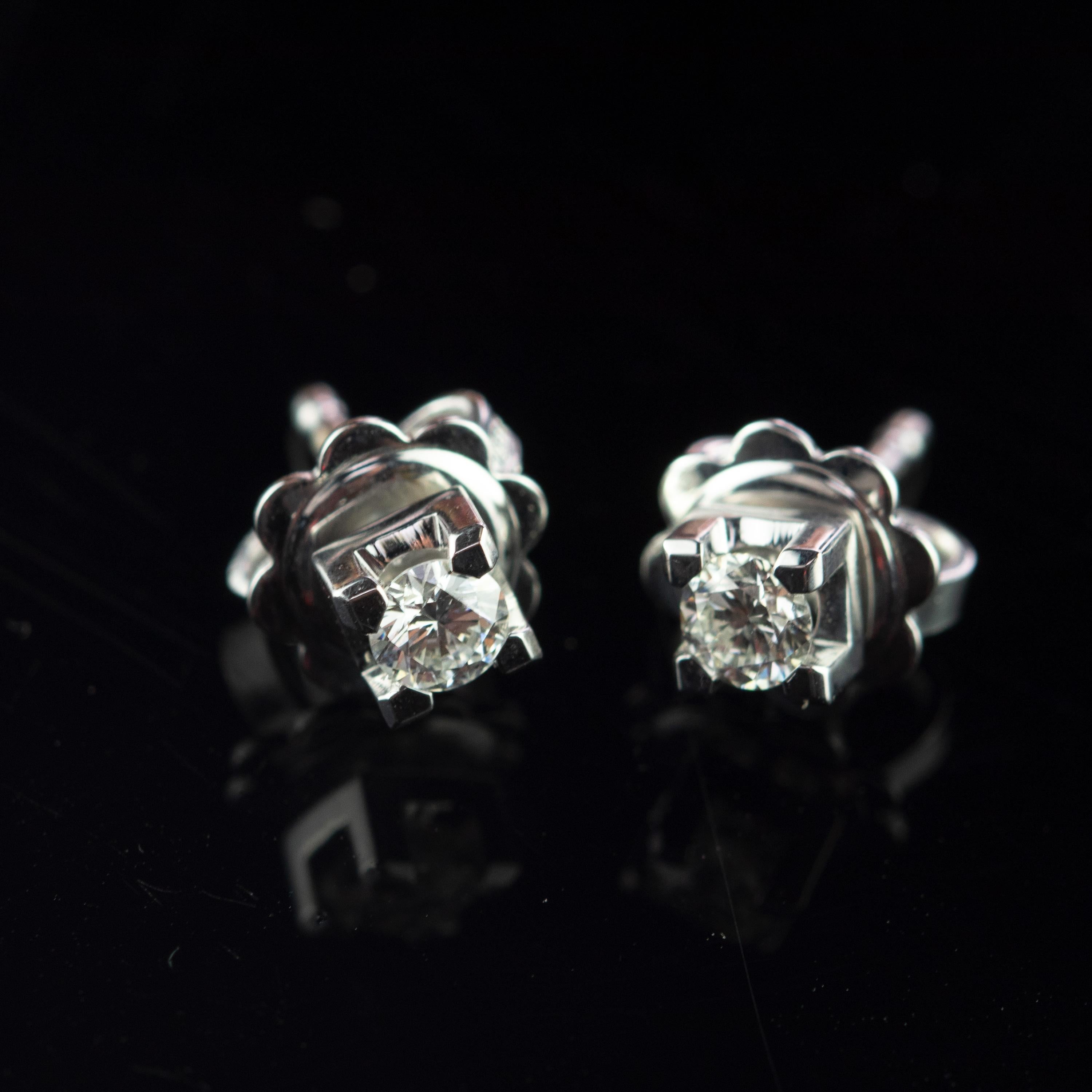 Superbes et magnifiques boucles d'oreilles carrées en diamant point de lumière. Cette pièce de joaillerie épique est un exemple exceptionnel de qualité et de savoir-faire royal italien fait à la main. Un impressionnant diamant naturel clair de 0,27