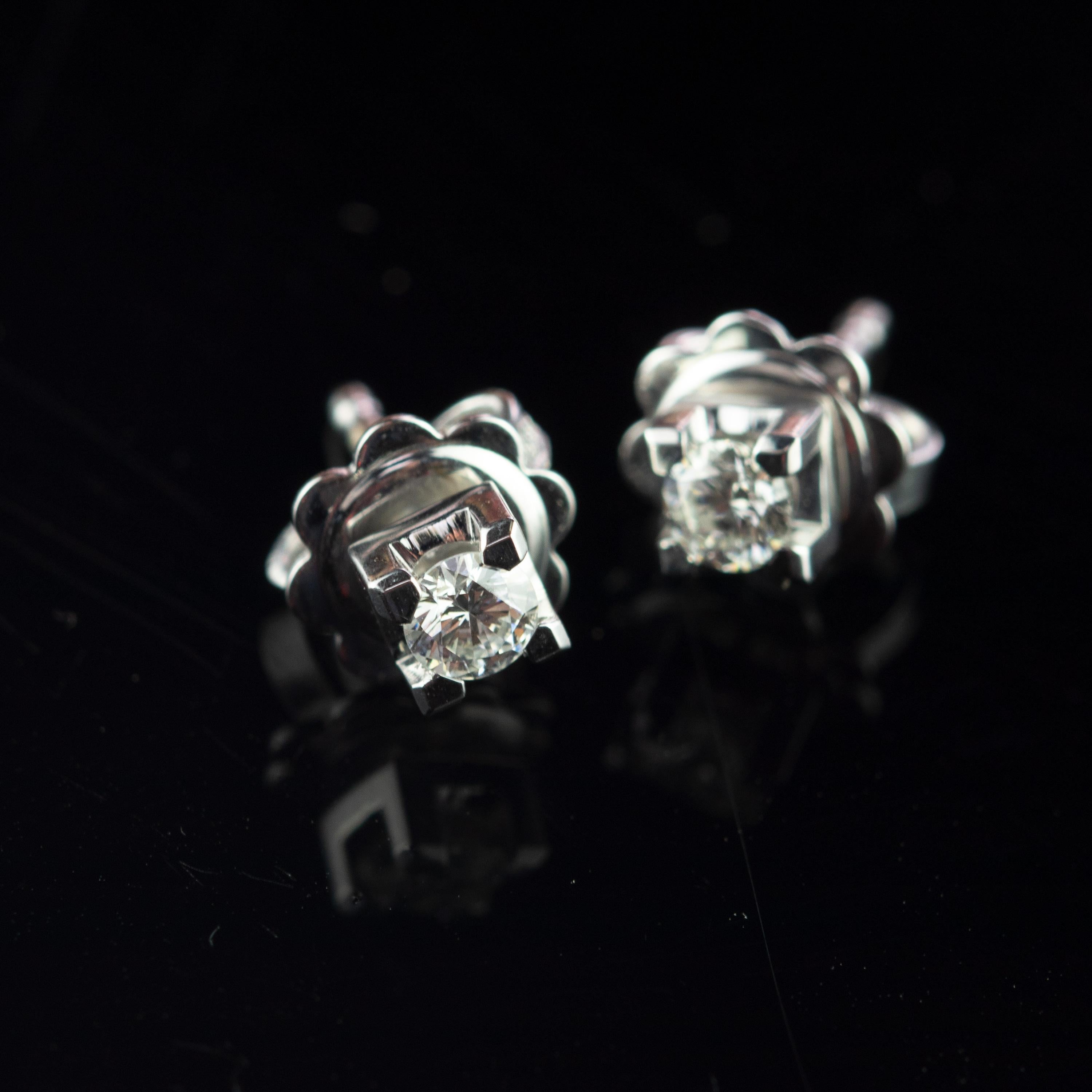 Contemporain Intini Jewels Clous d'oreilles en or blanc 0,27 carat avec diamant point de lumière, fabrication artisanale en vente