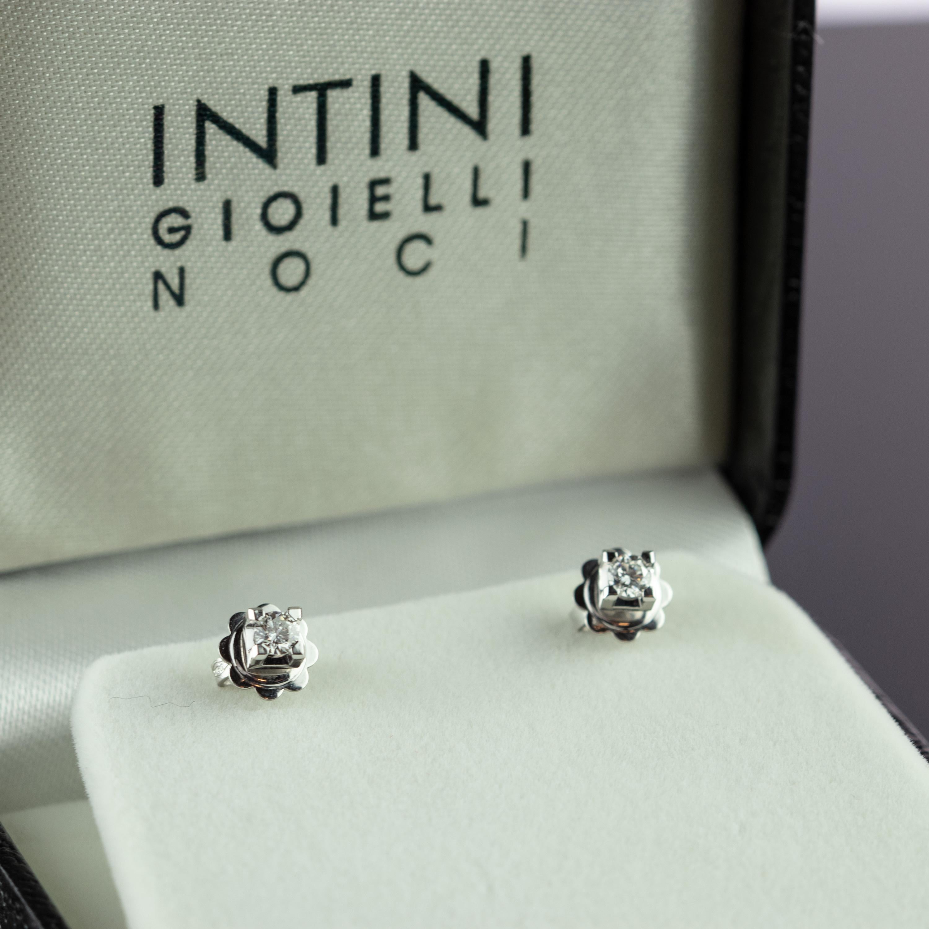 Taille brillant Intini Jewels Clous d'oreilles en or blanc 0,27 carat avec diamant point de lumière, fabrication artisanale en vente