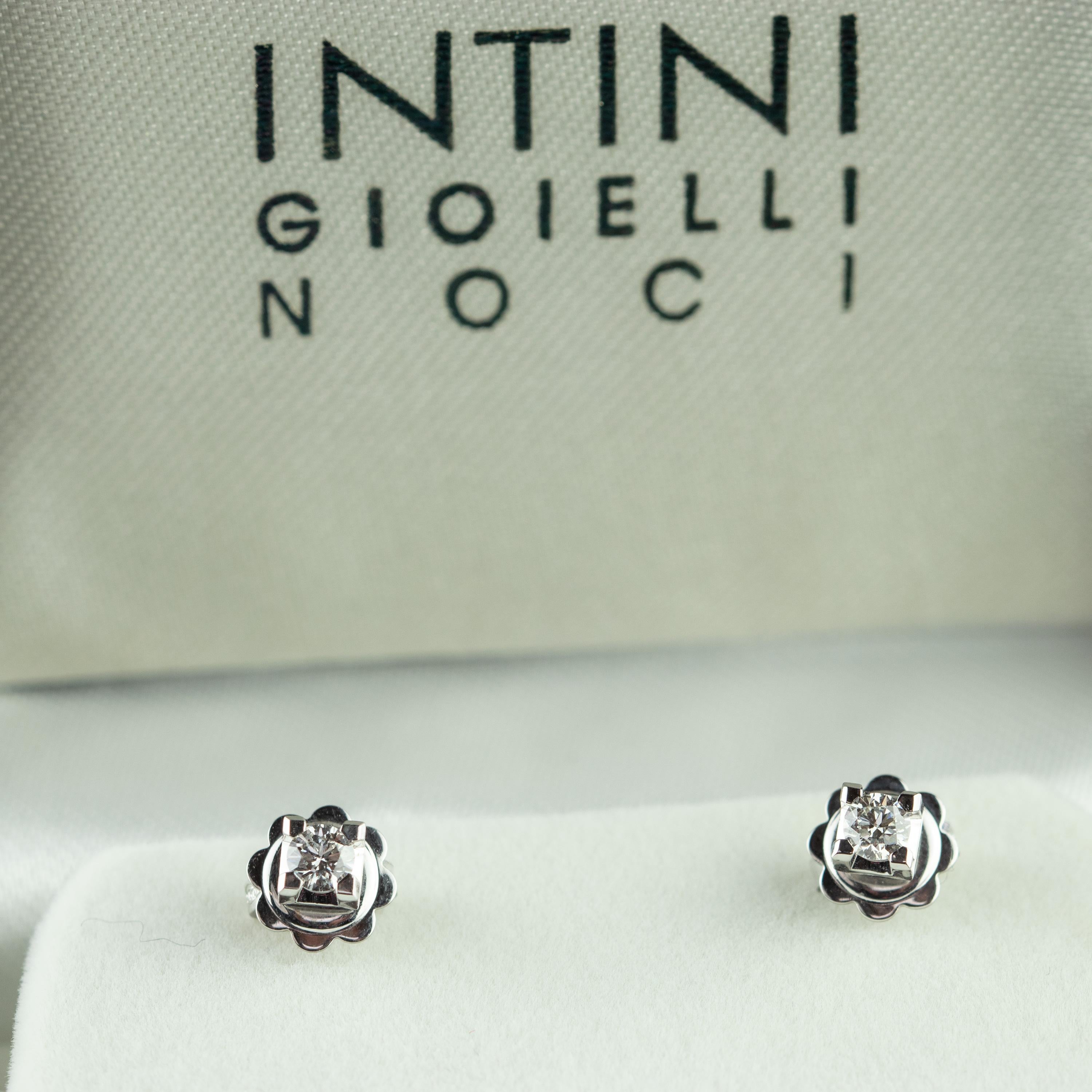 Intini Jewels Clous d'oreilles en or blanc 0,27 carat avec diamant point de lumière, fabrication artisanale Neuf - En vente à Milano, IT